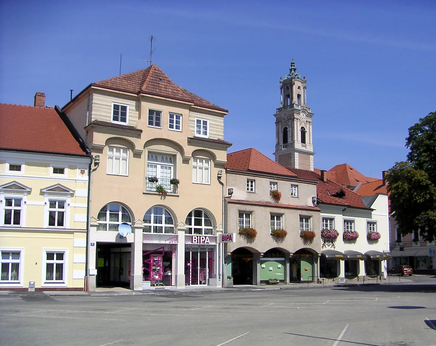 Photo showing: Zentrum von Herzogenburg in Niederösterreich (Gebäude von links: Rathausplatz 10 (abgeschnitten), 11, 12 und 13)