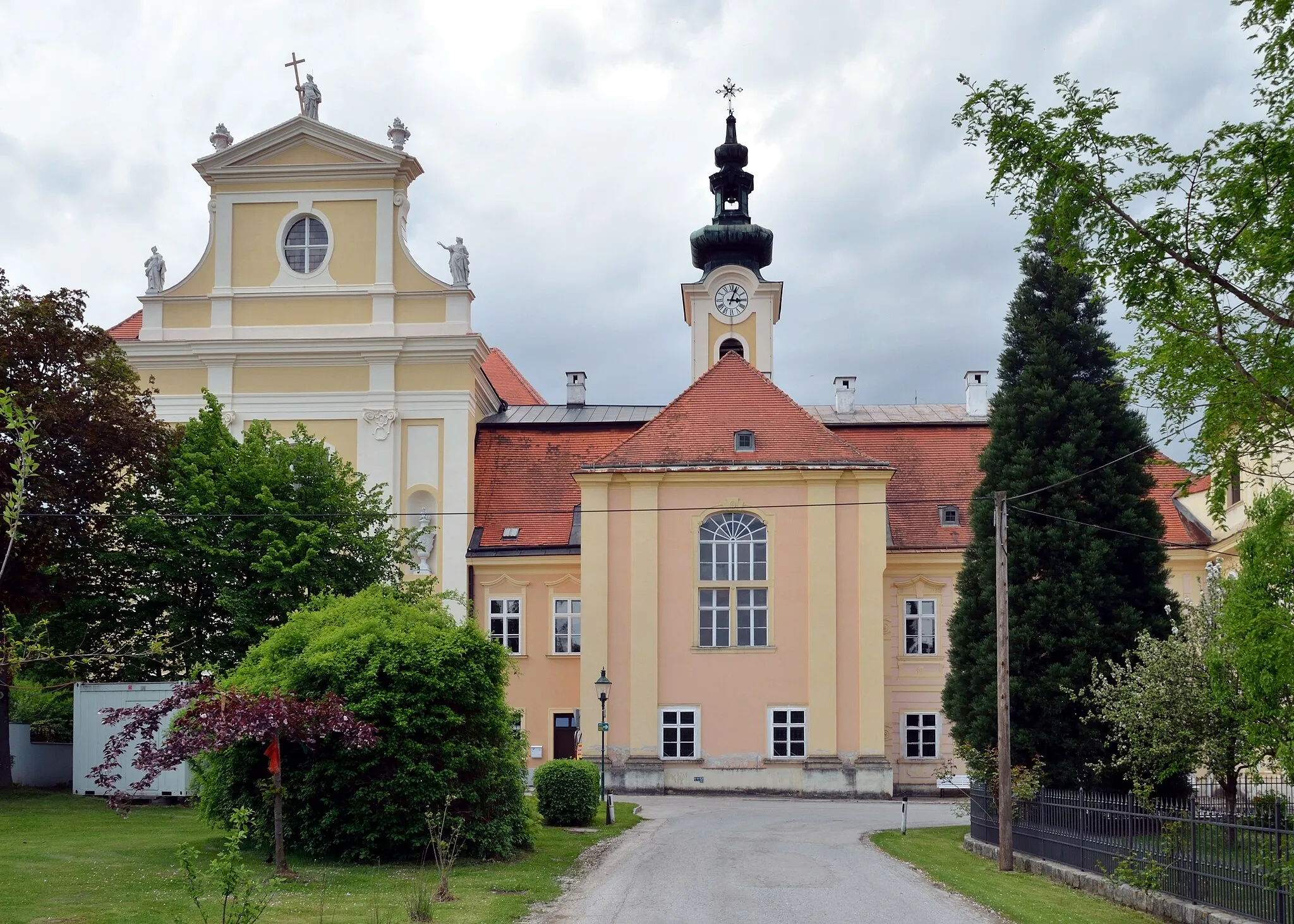 Photo showing: Catholic parish and pilgrimage church Maria Himmelfahrt (assumption) at Heiligenkreuz, Gutenbrunn, municipality of Herzogenburg. The church was built in 1755-78 and is protected as a cultural heritage monument.
Maria Himmelfahrt at the left side, in the middle the former chapel dedicated to Mary.