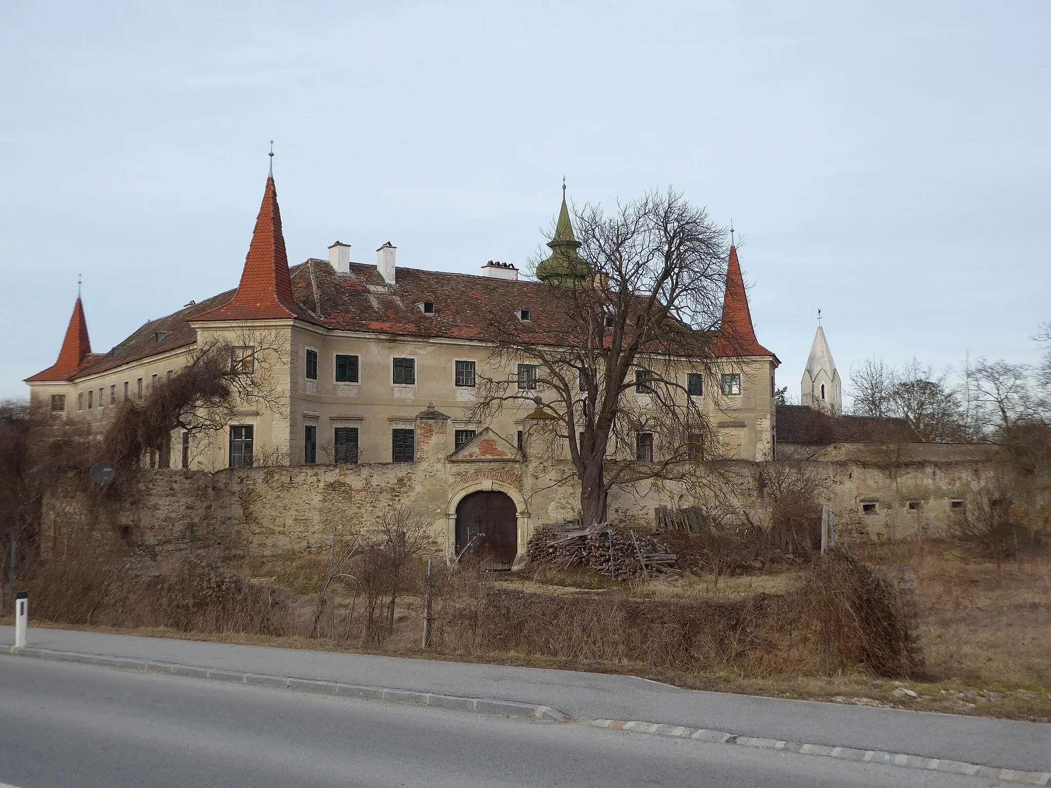 Photo showing: Schloss Droß, Schloßstraße 1, Droß, Niederösterreich - Südflügel, Südportal, rechts im Hintergrund die Schlosskapelle Droß