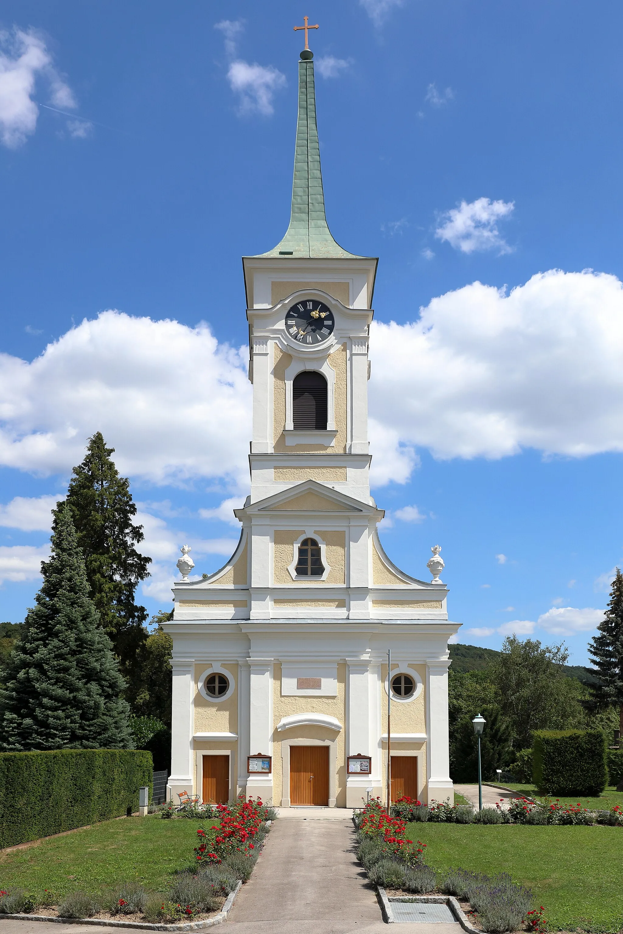 Photo showing: Parish church in Rappoltenkirchen, Lower Austria.