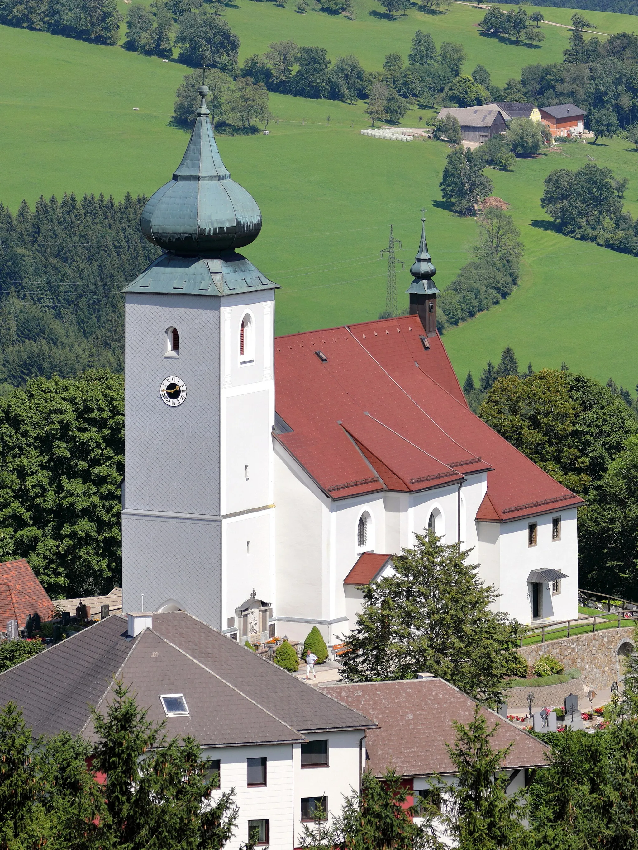 Photo showing: Südwestansicht der röm.-kath. Pfarrkirche hl. Leonhard in St. Leonhard am Wald, ein Ortsteil der niederösterreichischen Stadtgemeinde Waidhofen an der Ybbs. Die weithin sichtbare in erhöhter Lage errichtete Kirche ist eine spätgotische Hallenkirche mit einem leicht eingezogenen Chor. Der mächtige vorgestellte Westturm stammt aus dem 15. Jahrhundert und hat eine barocke Haube.