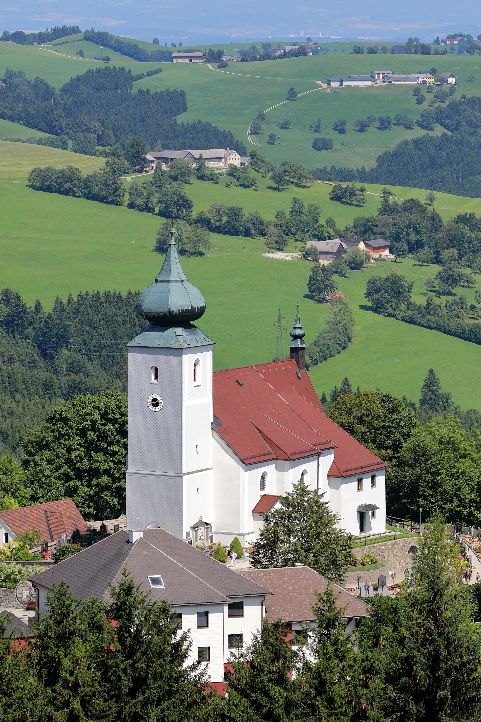 Photo showing: Südwestansicht der röm.-kath. Pfarrkirche hl. Leonhard in St. Leonhard am Wald, ein Ortsteil der niederösterreichischen Stadtgemeinde Waidhofen an der Ybbs. Die weithin sichtbare in erhöhter Lage errichtete Kirche ist eine spätgotische Hallenkirche mit einem leicht eingezogenen Chor. Der mächtige vorgestellte Westturm stammt aus dem 15. Jahrhundert und hat eine barocke Haube.