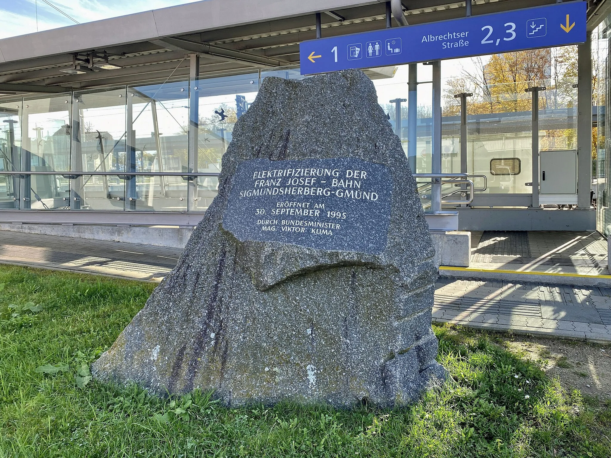 Photo showing: Gedenkstein Elektrifizierung der Franz-Josefs-Bahn Sigmundsherberg–Gmünd, Bahnhof Gmünd, Niederösterreich.