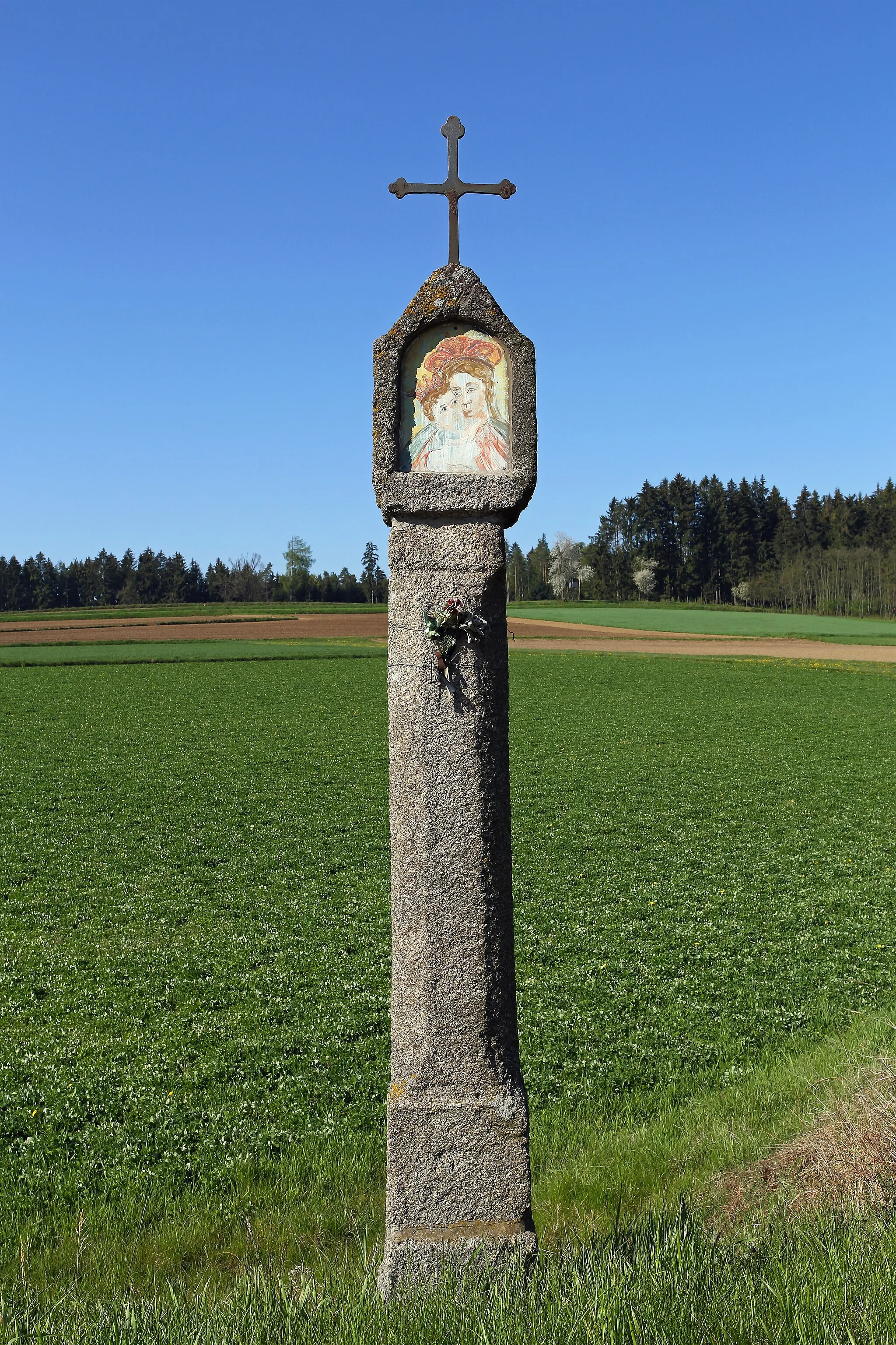Photo showing: Westlich von Jagenbach, an der Bezirksgrenze zu Gmünd, steht ein Tabernakelpfeiler mit Kreuzaufsatz aus dem Jahr 1733. In der rundbogenförmigen Nische befindet sich eine auf Blech gemalte Darstellung Maria mit dem Kinde.