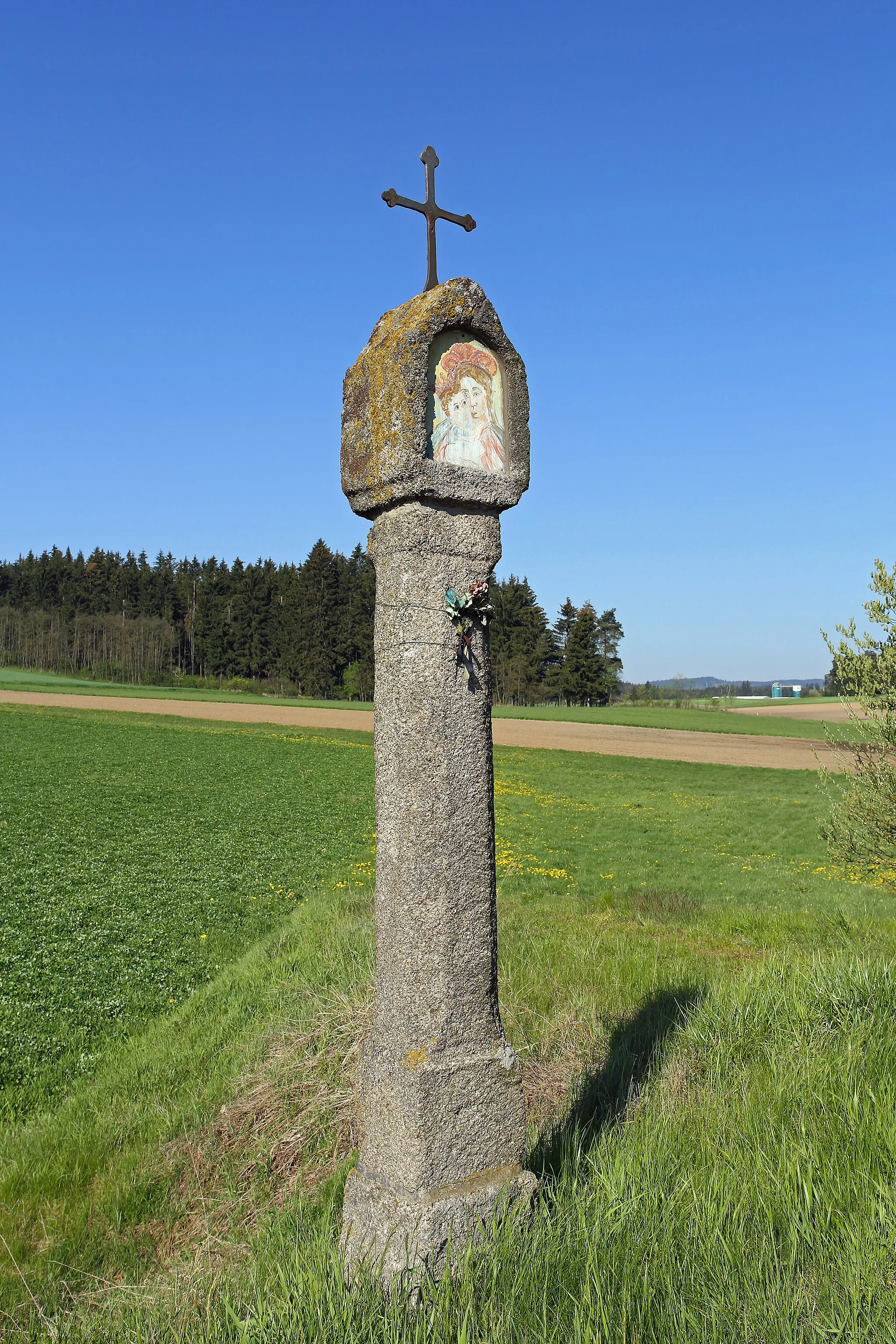 Photo showing: Westlich von Jagenbach, an der Bezirksgrenze zu Gmünd, steht ein Tabernakelpfeiler mit Kreuzaufsatz aus dem Jahr 1733. In der rundbogenförmigen Nische befindet sich eine auf Blech gemalte Darstellung Maria mit dem Kinde.