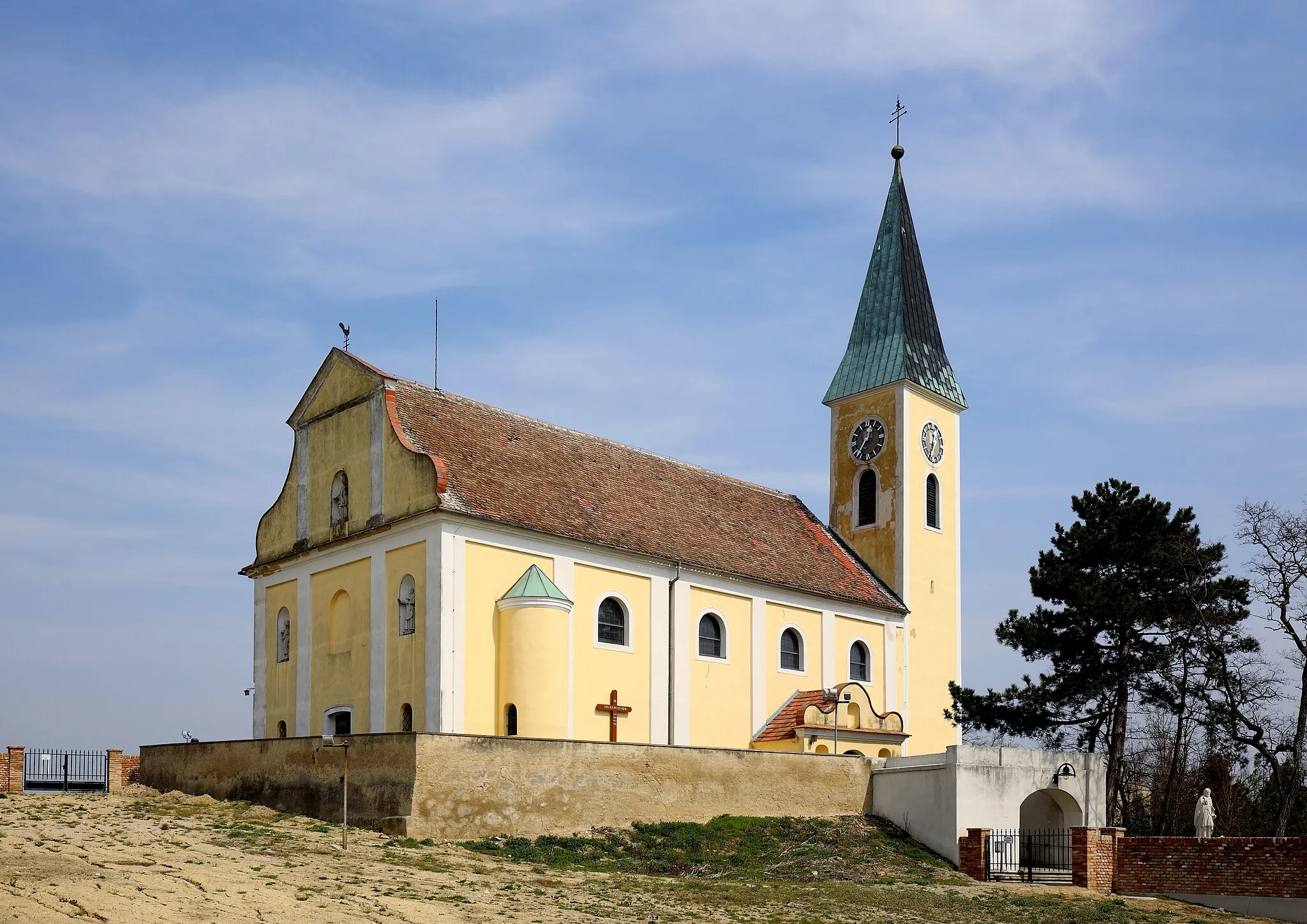 Photo showing: Südwestnsicht der katholischen Pfarrkirche hl. Nikolaus in der niederösterreichischen Marktgemeinde Großebersdorf. Eine barocke Kirche in erhöhter Lage mit einem gotischen Chor und einem Südturm um 1400. Im Jahr 1908 wurde das Langhaus um zwei Joche Richtung Westen erweitert.