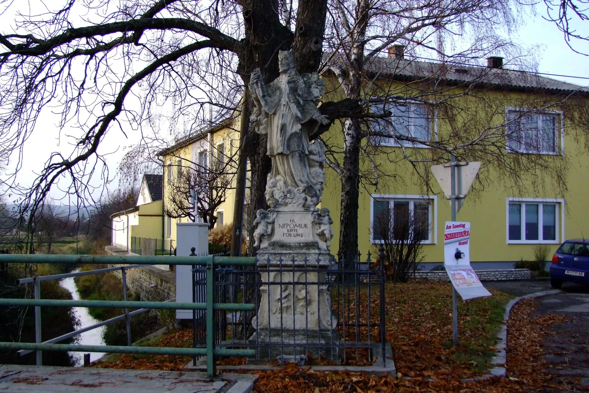 Photo showing: Figurenbildstock hl. Johannes Nepomuk in Großebersdorf, Wienerstraße, links der Seyringer Graben.