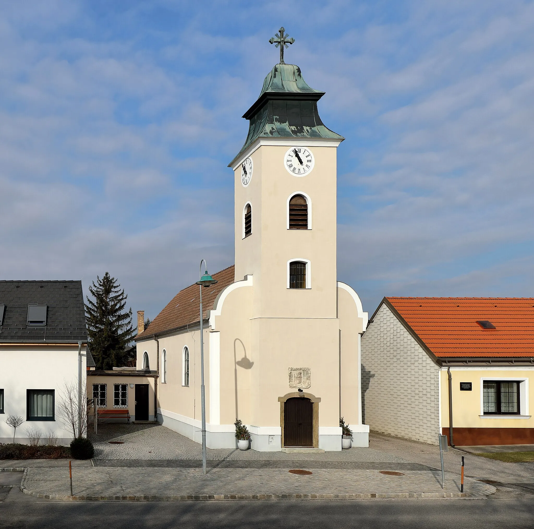 Photo showing: Südostansicht der röm.-kath. Filialkirche Erscheinung des Herrn in Eibesbrunn, ein Ortsteil der niederösterreichischen Marktgemeinde Großebersdorf. Der schlichte Saalbau mit Fassadenturm und Westchor wurde 1814/1815 errichtet und bei der Restaurierung 1966 erfolgte gleichzeitig eine Erweiterung nach Westen nach Plänen des Architekten Erwin Plevan.