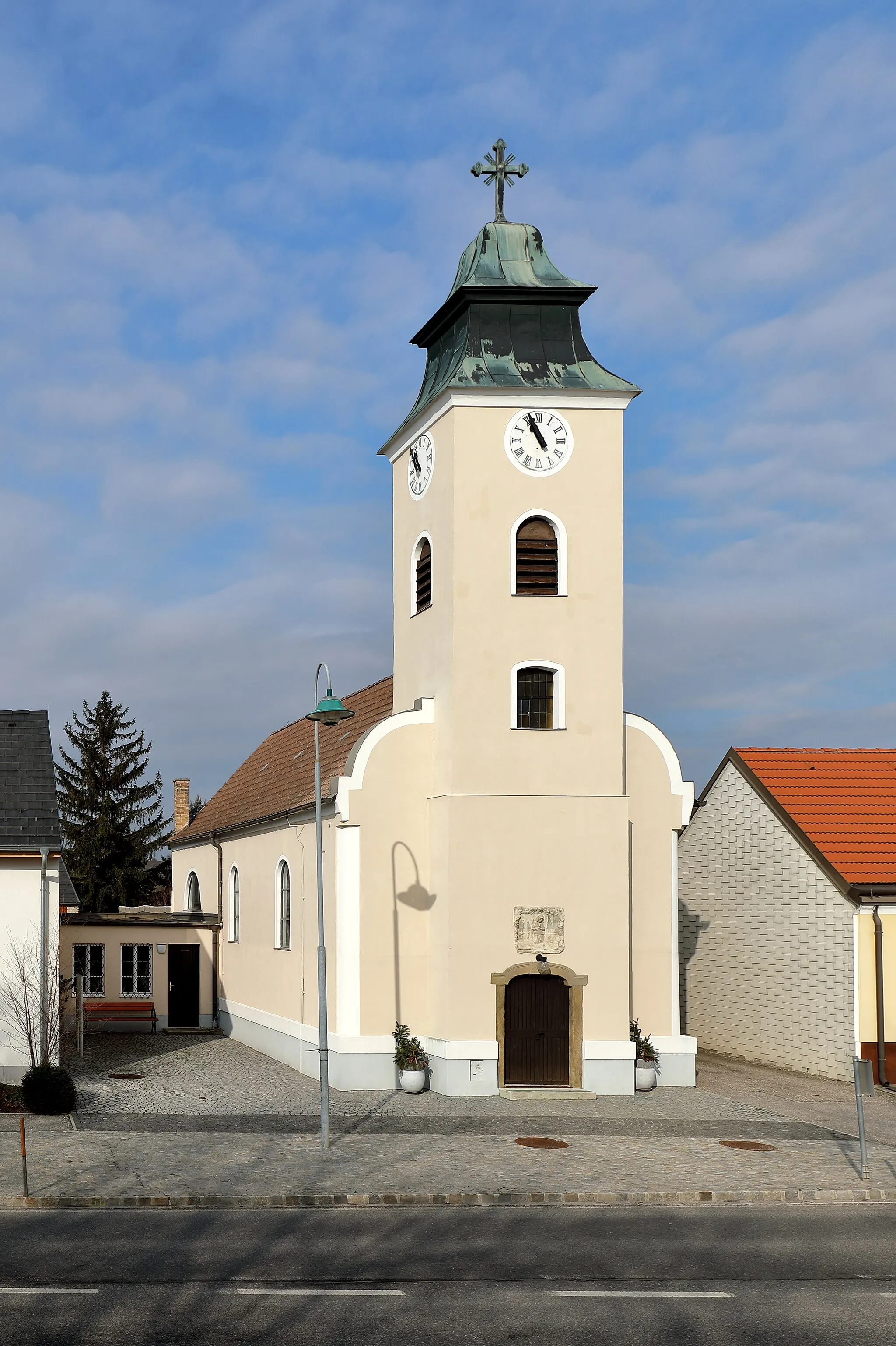 Photo showing: Südostansicht der röm.-kath. Filialkirche Erscheinung des Herrn in Eibesbrunn, ein Ortsteil der niederösterreichischen Marktgemeinde Großebersdorf. Der schlichte Saalbau mit Fassadenturm und Westchor wurde 1814/1815 errichtet und bei der Restaurierung 1966 erfolgte gleichzeitig eine Erweiterung nach Westen nach Plänen des Architekten Erwin Plevan.