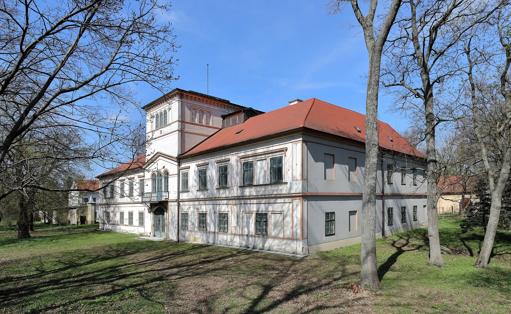 Photo showing: Südostansicht des Schlosses Süßenbrunn im 22. Wiener Bezirk Donaustadt. Der Vorgängerbau war ein Feste, die um Zuge der Türkenkriege (1529) zerstört wurde. Im letzten Viertel des 16. Jahrhunderts wird der Ort von Urban Sueß (Siess) neu besiedelt und das Schloss errichtet. Das Hauptgebäude ist eine zweigeschossige U-förmige Anlage unter Walmdächern mit Turm und hinterem Ehrenhof. Mitte des 19. Jahrhunderts wurde die Hauptfassade im frühhistorischen Stil neu fassadiert.