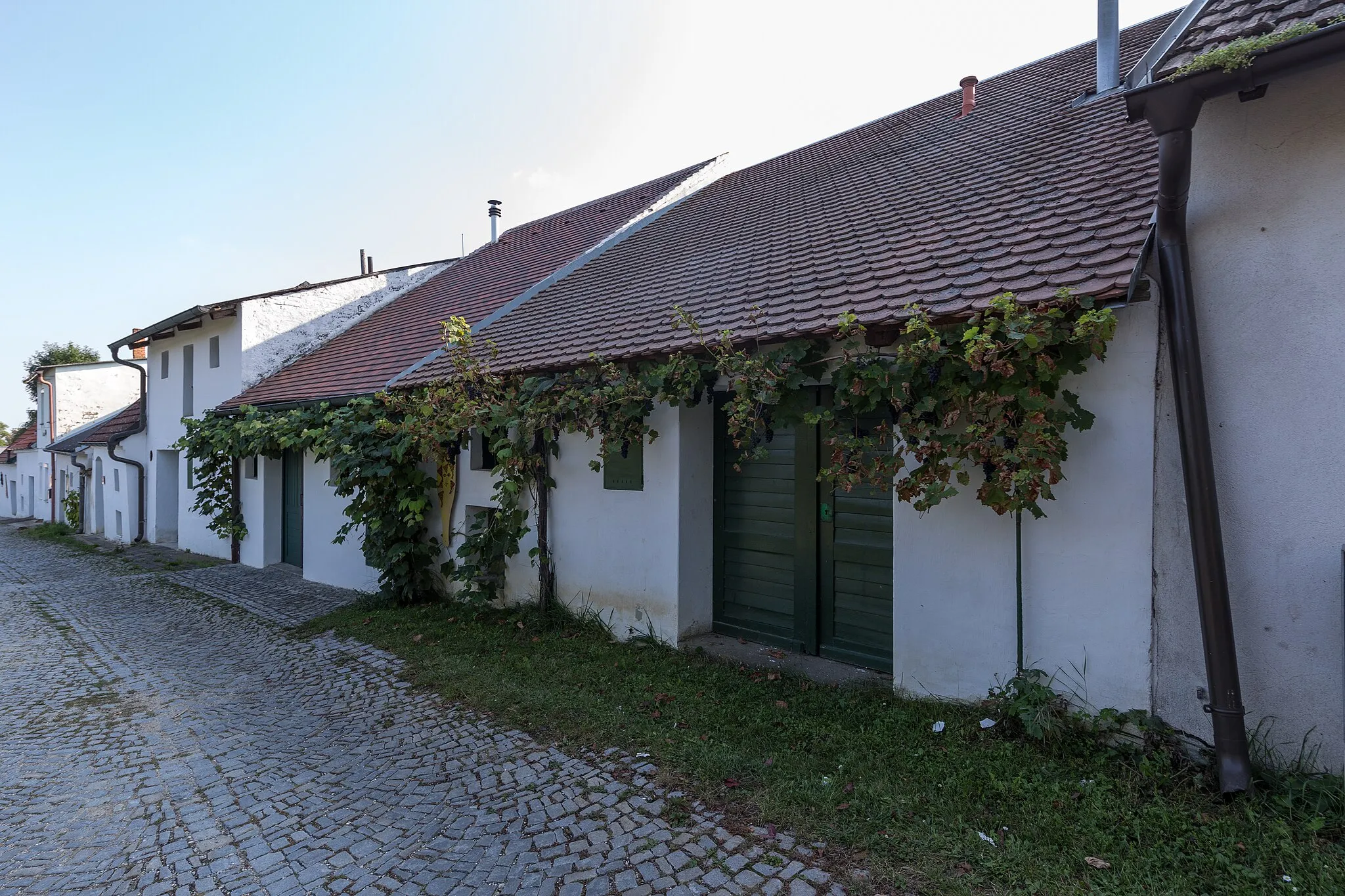 Photo showing: Winemaker alley with press houses and wine cellars "Radyweg". Located in the municipality Poysdorf, District Mistelbach,Lower Austria (Weinviertel)