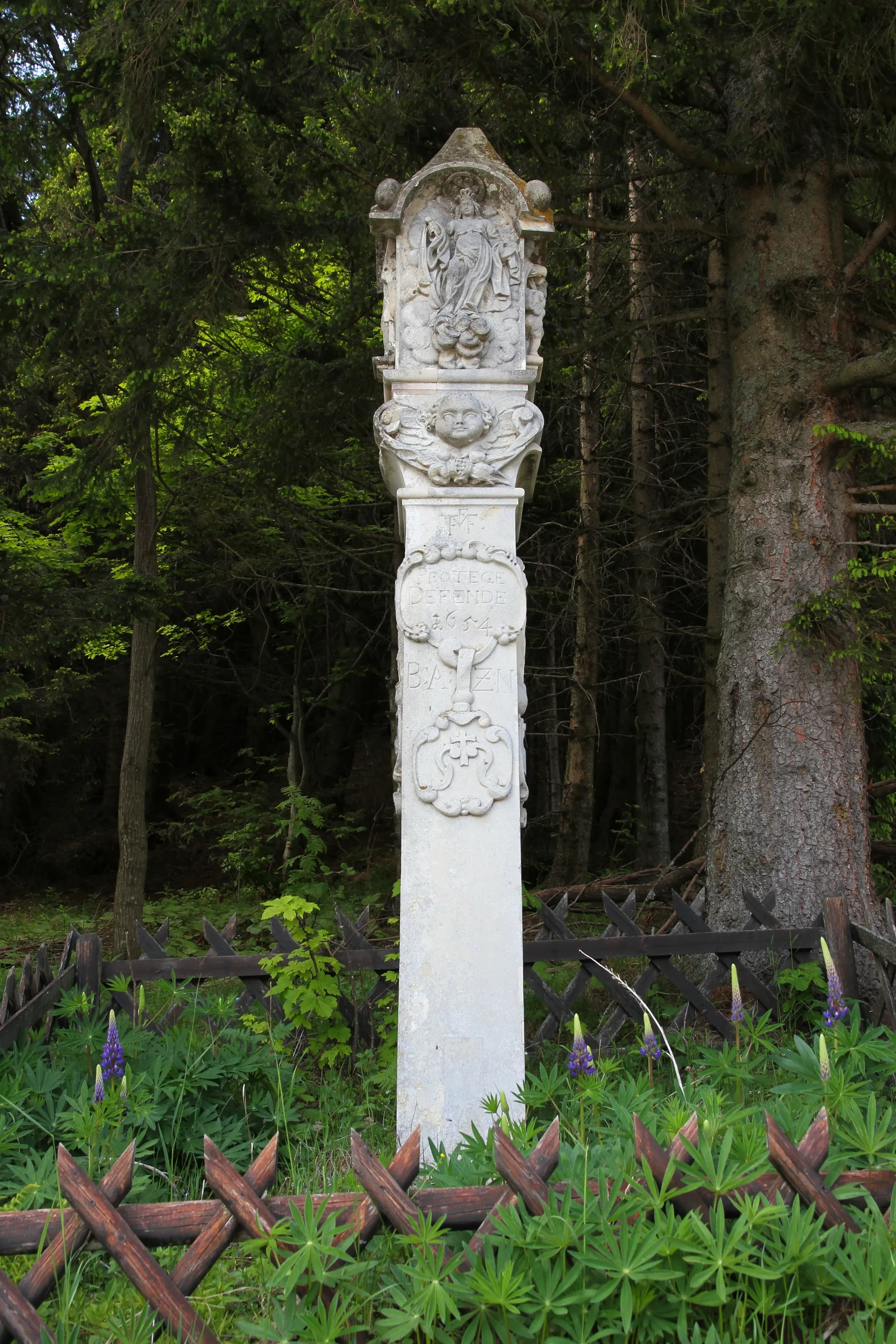 Photo showing: Die denkmalgeschützte Mariensäule auf der Passhöhe des Preiner Gescheid in der Ortschaft Prein an der Rax, ein Ortsteil der niederösterreichischen Marktgemeinde Reichenau an der Rax. Ein Tabernakelpfeiler aus Aflenzer Sandstein, den Abt Balthasar II. an höchster Stelle des Weges vom Stift Neuberg nach Reichenau im Jahr 1654 errichten ließ. Im Tabernakelaufbau finden sich die Reliefdastellungen der Mutter Gottes, links davon die hl. Barbara und rechts die hl. Elisabeth.