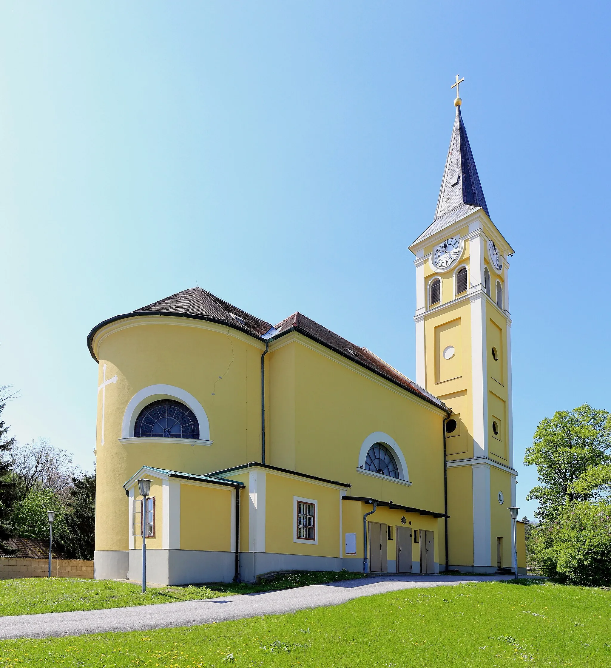 Photo showing: Nordostansicht der römisch-katholischen Pfarrkirche hl. Koloman in der niederösterreichischen Marktgemeinde Ebenthal. Der Sakralbau wurde im 17. Jahrhundert in erhöhter Lage im Südosten des Ortes errichtet. Von 1831 bis 1840 wurde die Kirche umgebaut und erweitert.