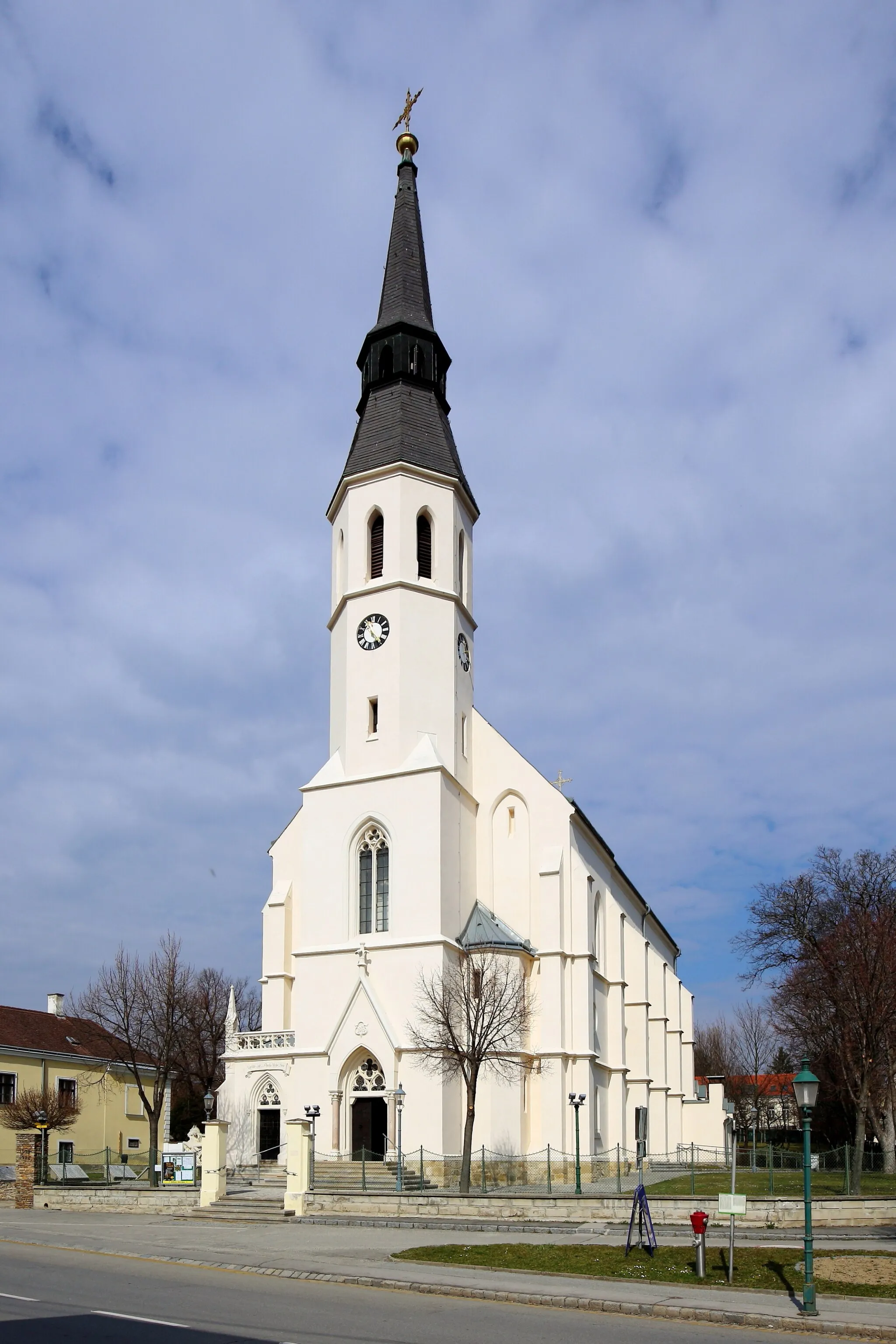 Photo showing: Südsüdostansicht der katholischen Pfarrkirche hl. Jakobus der Ältere in der niederösterreichischen Marktgemeinde Bockfließ. Eine neugotische Saalkirche mit Fassadenturm und Nordchor, die von 1874 bis 1876 errichtet wurde.