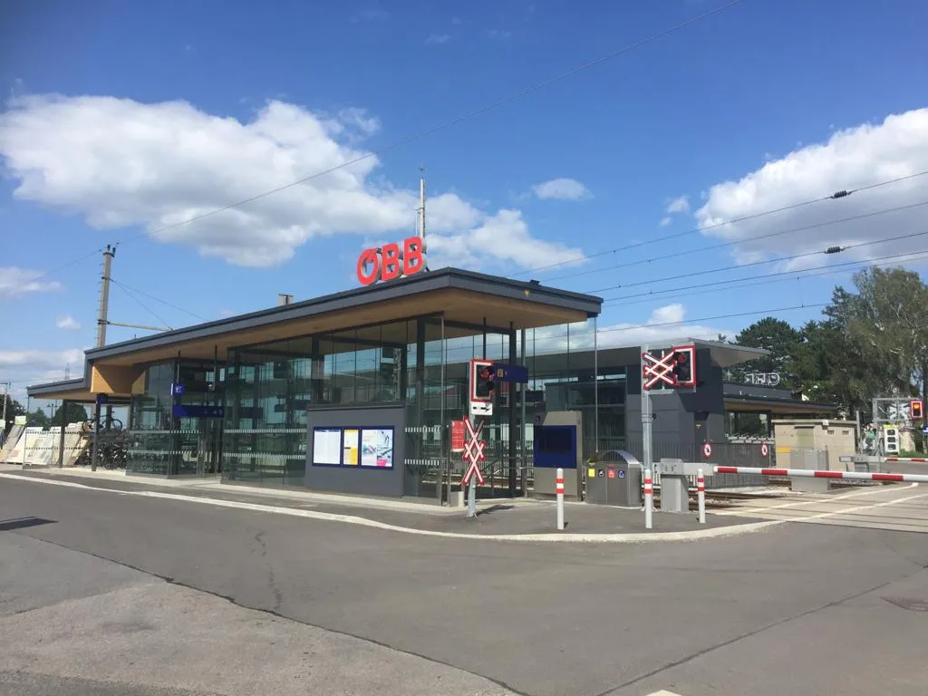 Photo showing: Renovierter Bahnhof Gerasdorf (2020)