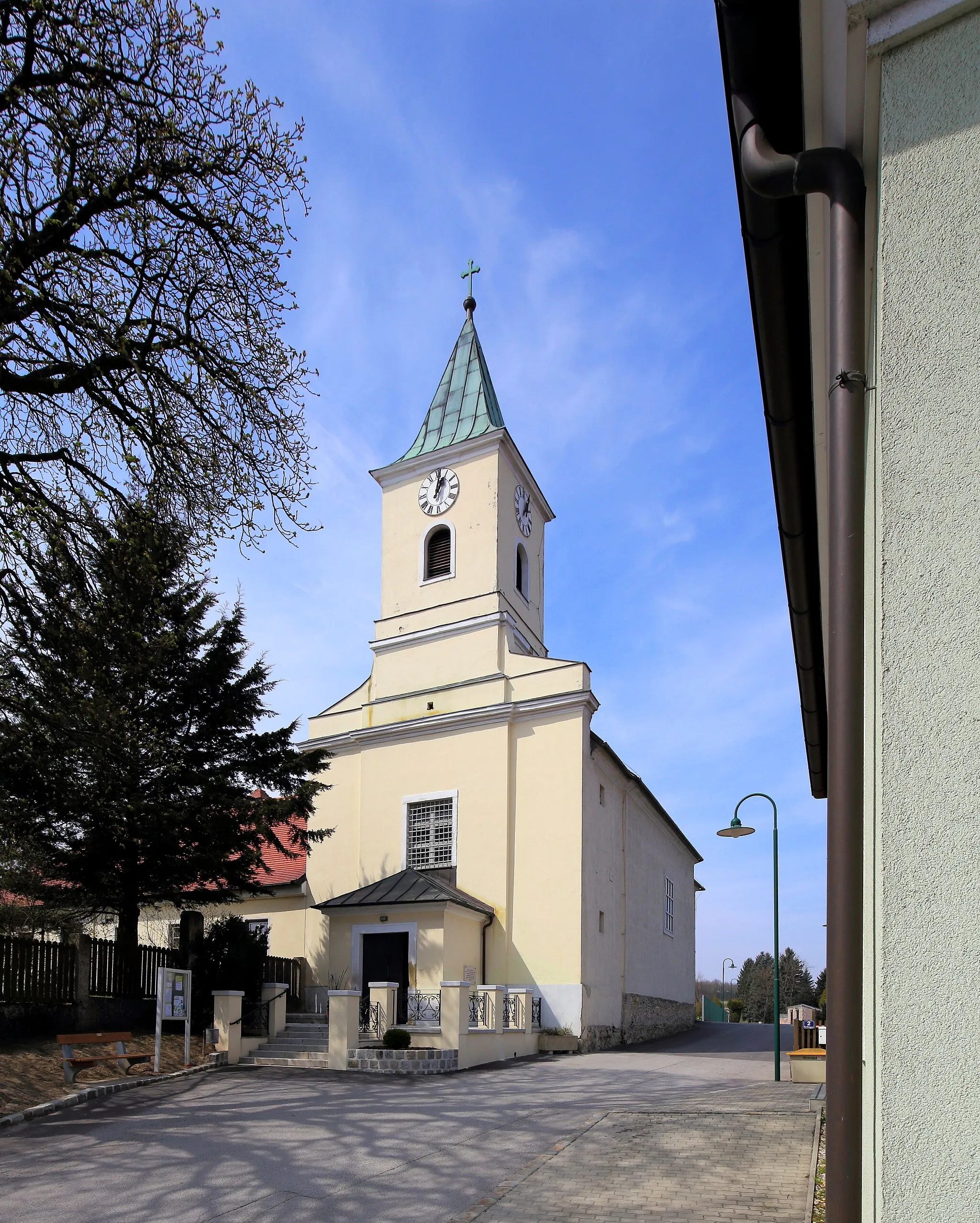 Photo showing: Südostansicht der katholischen Pfarrkirche hl. Antonius von Padua in Manhartsbrunn, ein Ortsteil der niederösterreichischen Marktgemeinde Großebersdorf. Ein josephinischer Saalbau, der Ende des 18. Jahrhunderts errichtet wurde.