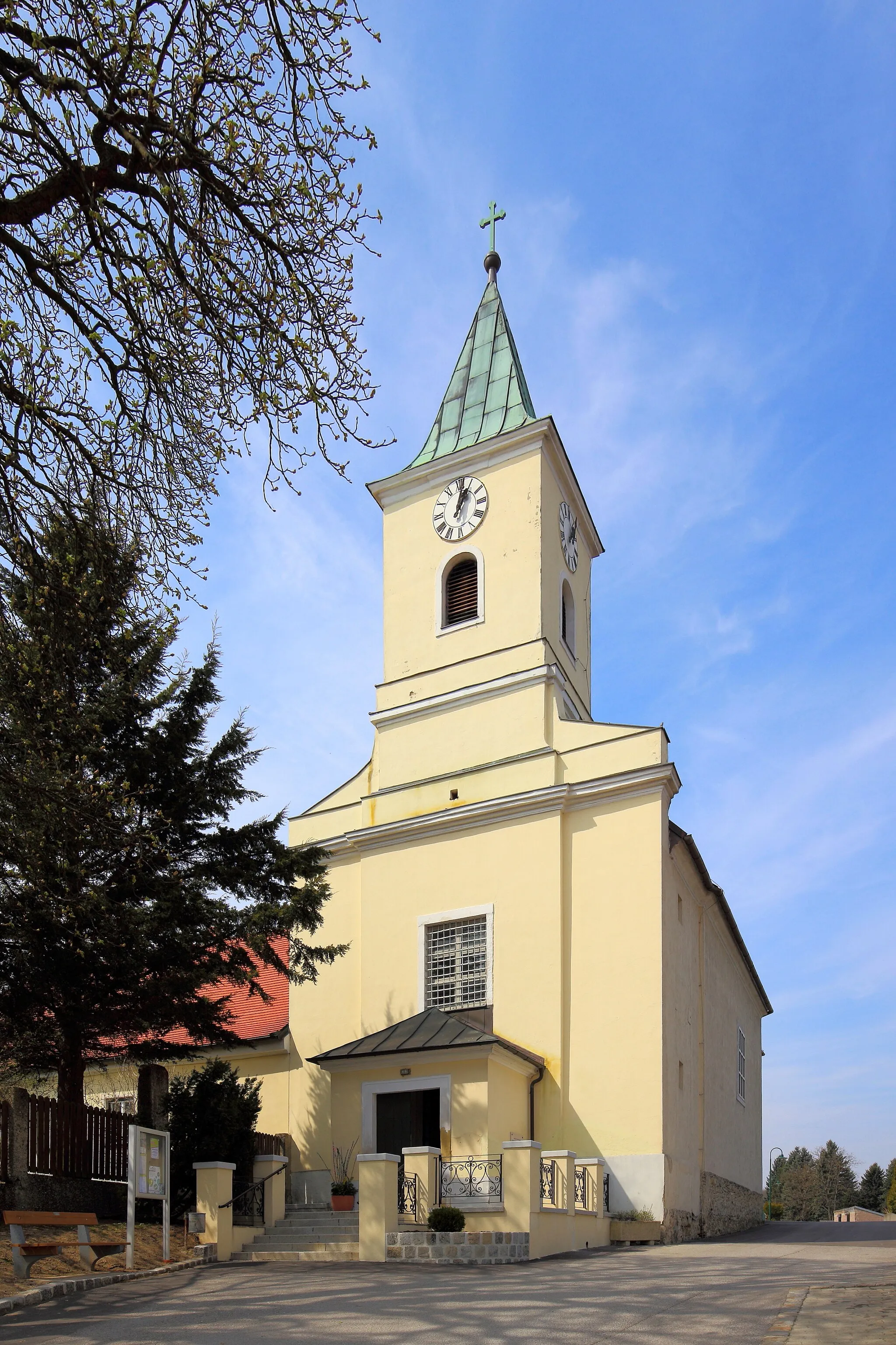 Photo showing: Südostansicht der katholischen Pfarrkirche hl. Antonius von Padua in Manhartsbrunn, ein Ortsteil der niederösterreichischen Marktgemeinde Großebersdorf. Ein josephinischer Saalbau, der Ende des 18. Jahrhunderts errichtet wurde.