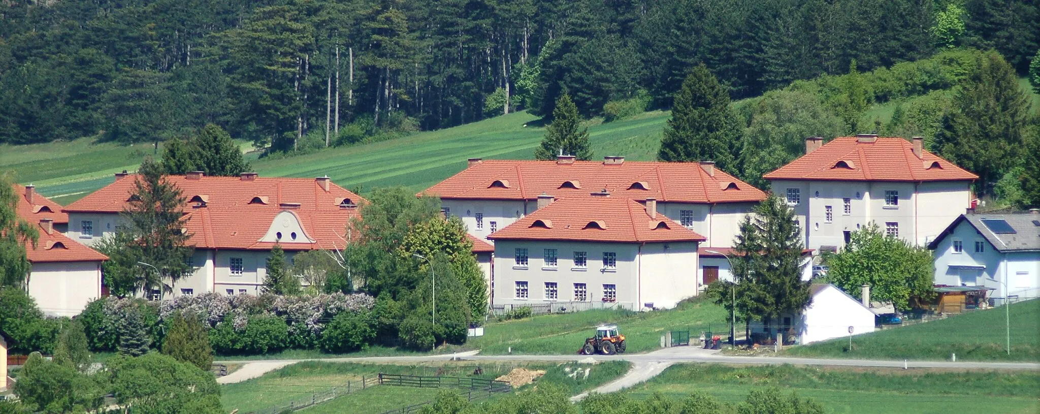 Photo showing: The settlement Neue Kolonie was built in 1919 for the miners of the Grillenberg brown coal mine. It is located in Veitsau in the municipality of Berndorf, Lower Austria. It is a cultural heritage monument now.