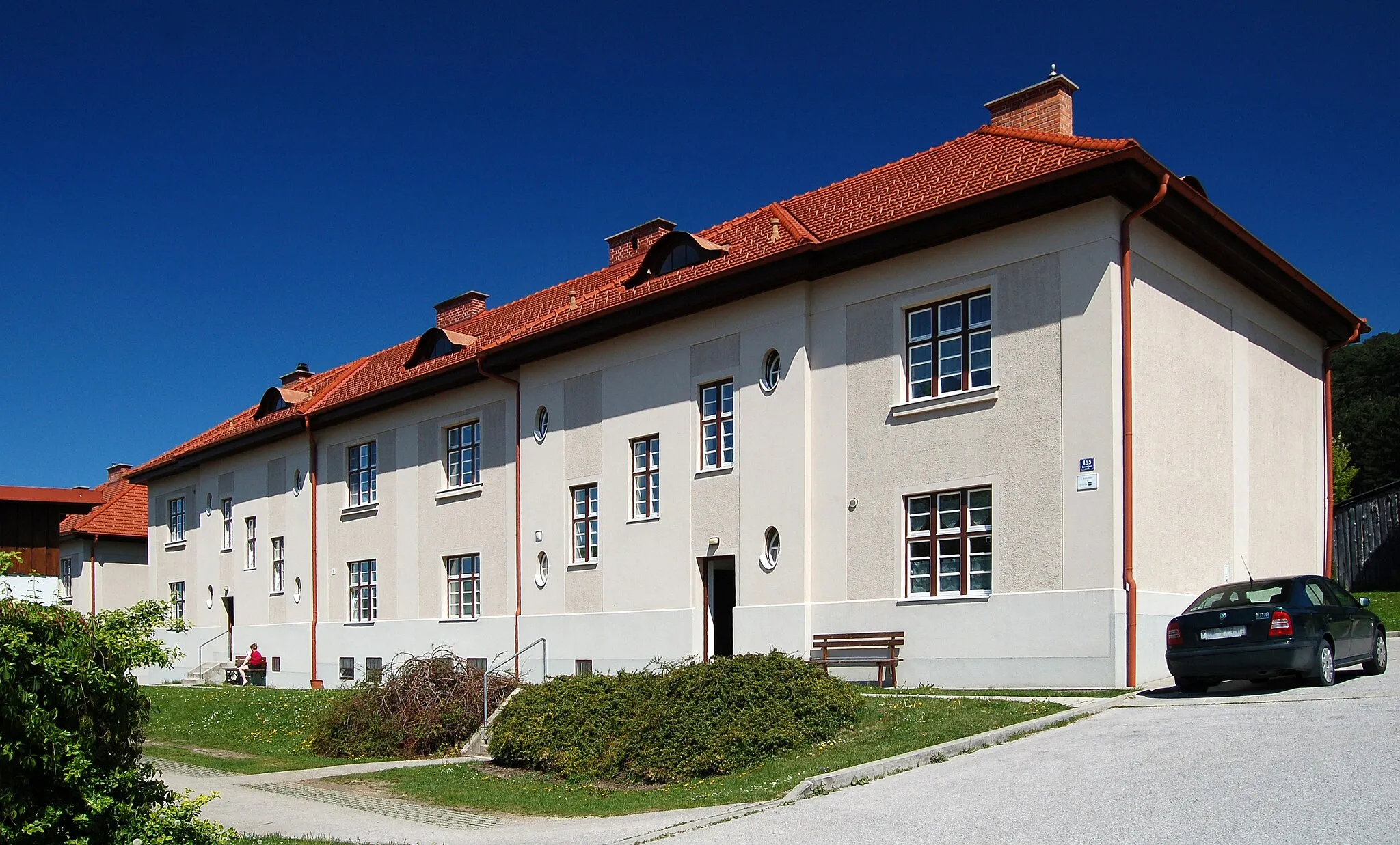 Photo showing: The settlement Neue Kolonie was built in 1919 for the miners of the Grillenberg brown coal mine. It is located in Veitsau in the municipality of Berndorf, Lower Austria. It is a cultural heritage monument now.