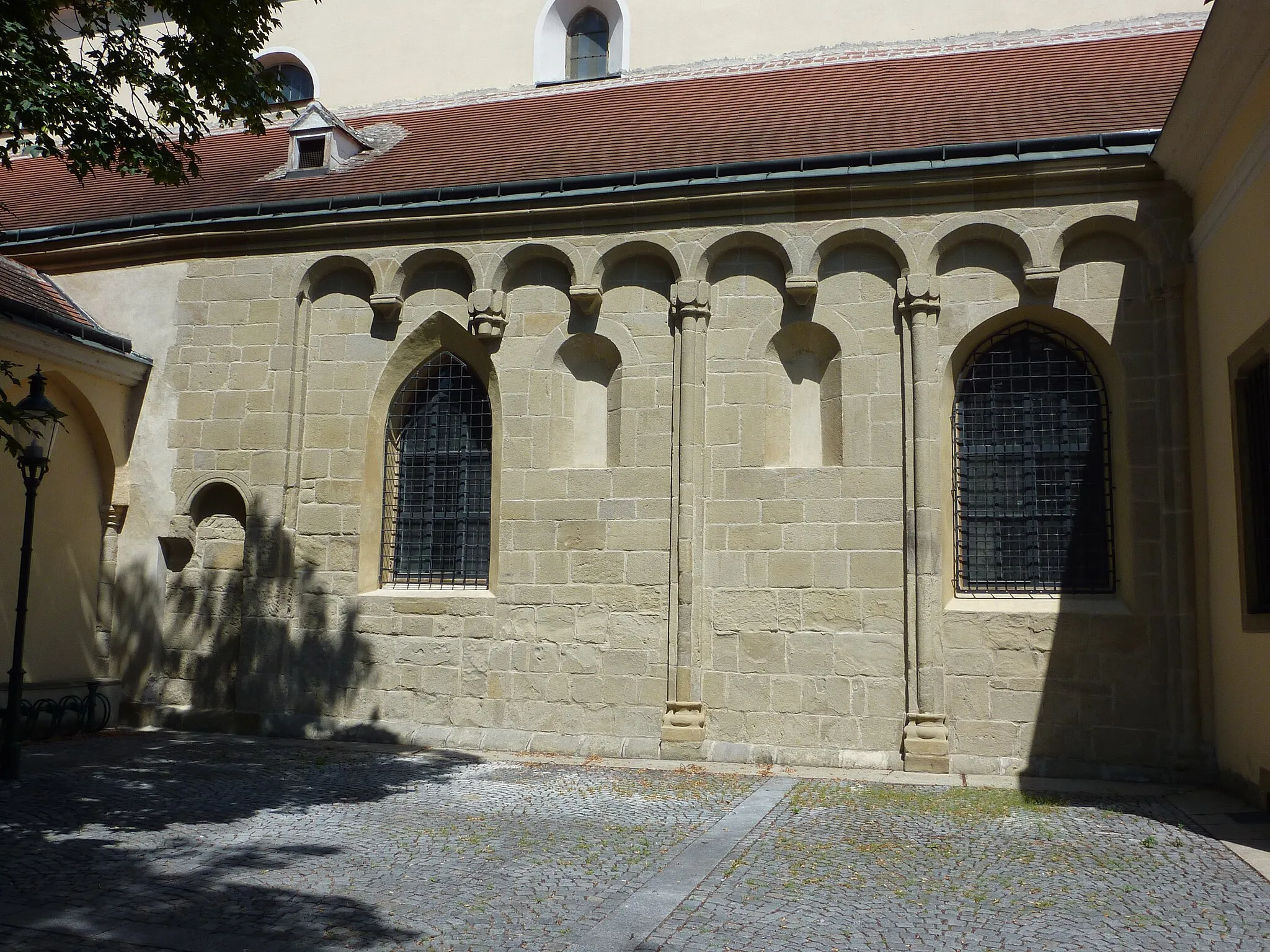 Photo showing: Pfarrkirche hl. Stephanus, Kirchengasse 17, Tulln, Niederösterreich - Südfassade des Langhauses

This media shows the protected monument with the number 21573 in Austria. (Commons, de, Wikidata)