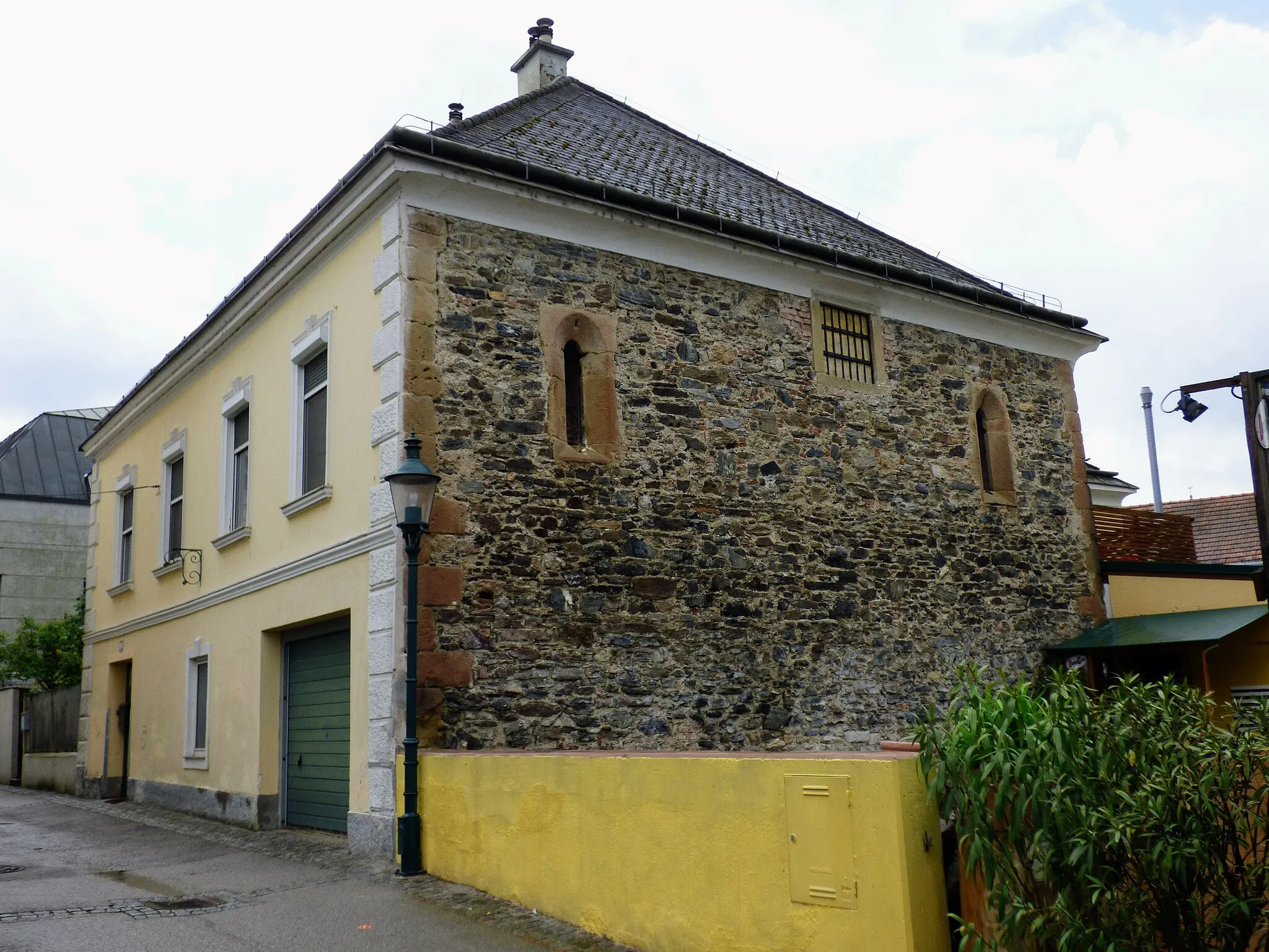 Photo showing: Haus Fischergasse 5, Tulln. Nordwand mit vermauerten gotischen Fenstern. Vermutlich ursprünglich Jüdische Synagoge, später Gerichtsgebäude, dann im 19. Jahrhundert umgebaut und heute Privathaus.