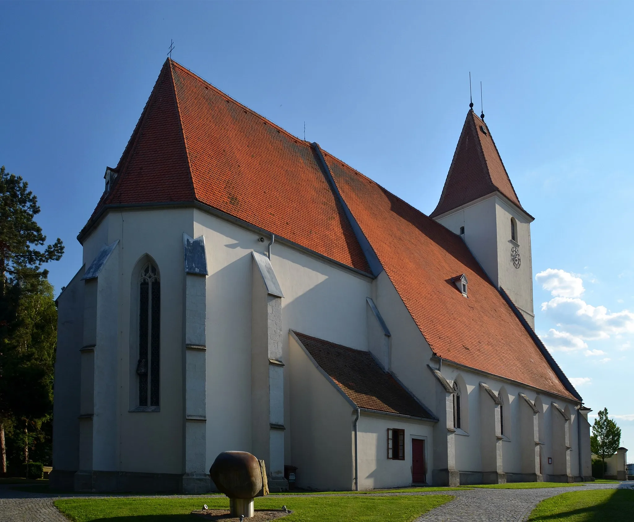 Photo showing: The parish church Saint Petronilla and surrounding former cemetery in Kapelln, Lower Austria, are protected as a cutlural heritage monument.