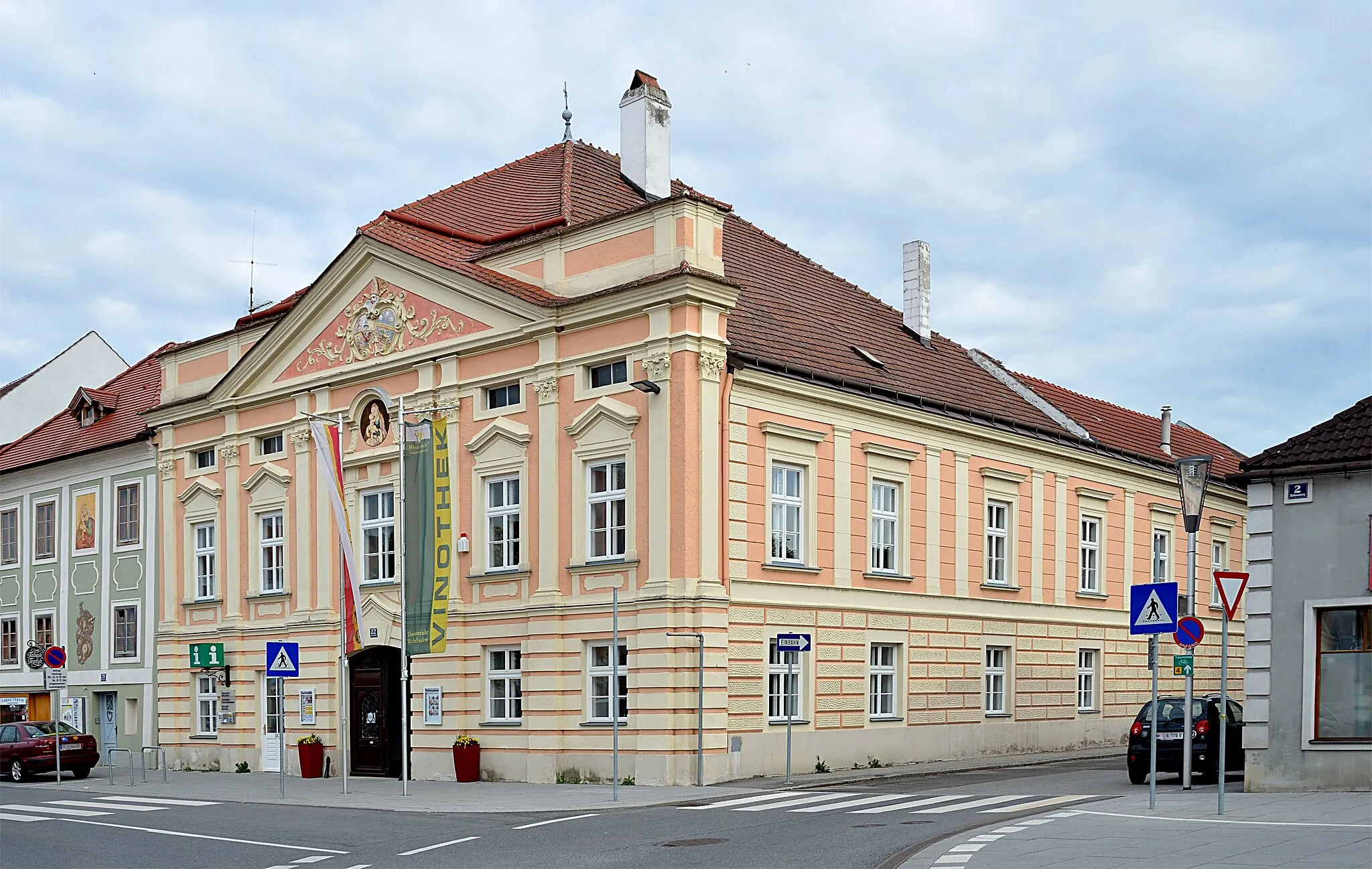 Photo showing: The former town hall of the Unterer Markt, now Reither-Haus, in Herzogenburg, Lower Austria, is protected as a cultural heritage monument. Now a cultural center and tourism information bureau.