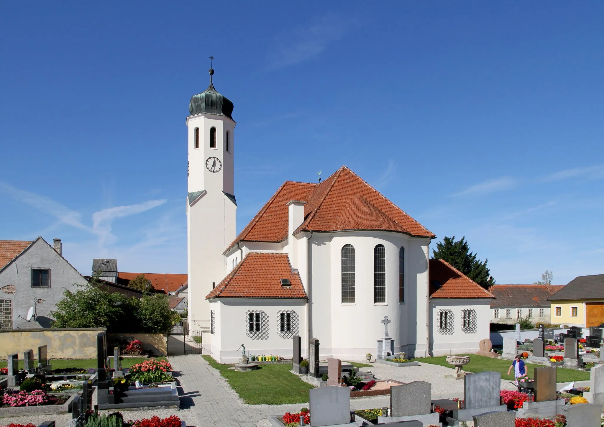 Photo showing: Die katholische Pfarrkirche hl. Martin in Rust im Tullnerfeld, eine Ortschaft der niederösterreichischen Marktgemeinde Michelhausen. Eine nach Plänen von Karl Holey in den Jahren 1947 bis 1949 errichtete Saalkirche mit kurzen Querarmen, Turm und Taufkapelle. Ursprünglich stand an dieser Stelle eine Kirche mit romanischem Langhaus und gotischem Chor, die im Zuge des 2. Weltkrieges zerstört wurde.