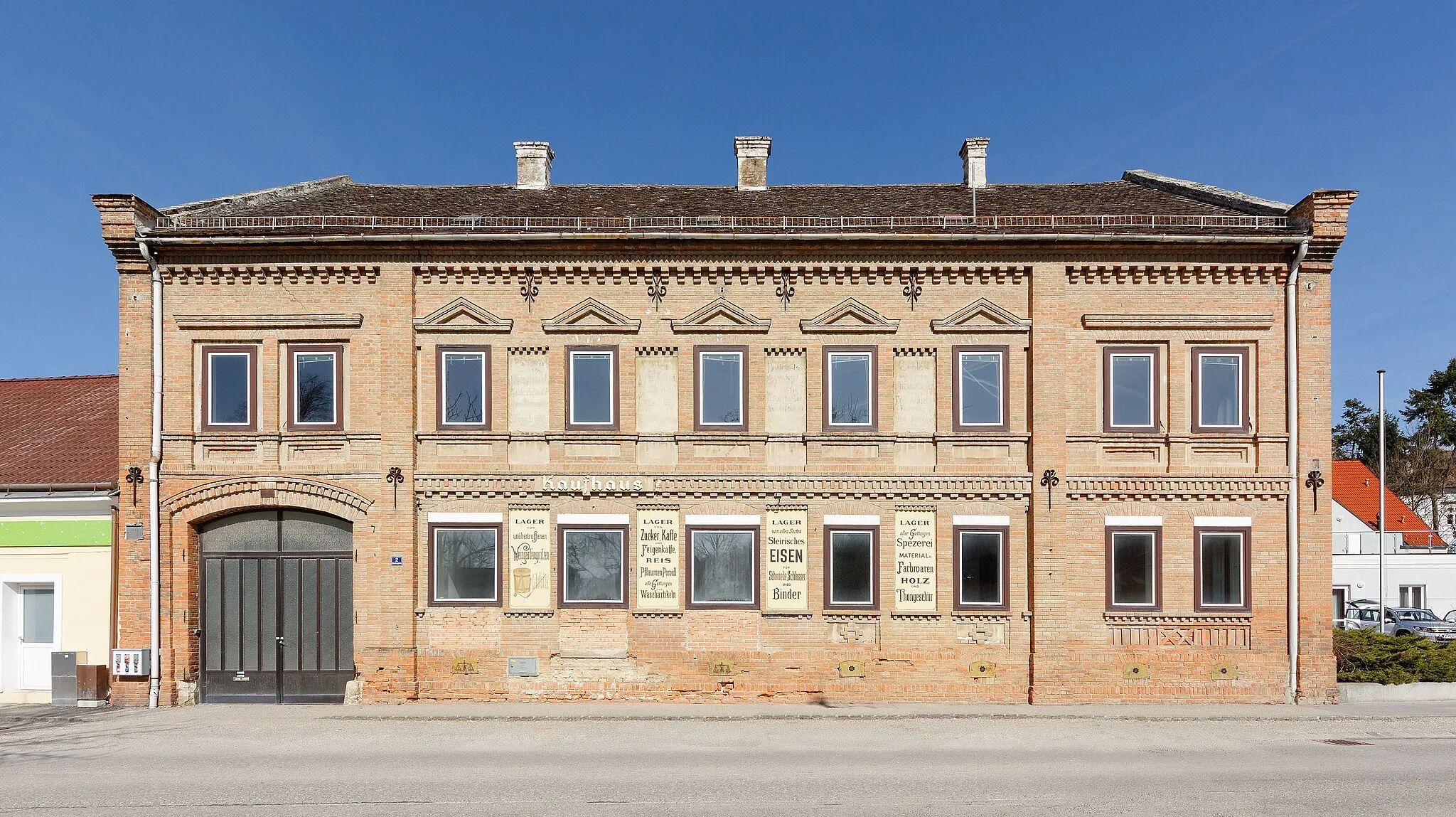 Photo showing: Former department store in Niederkreuzstetten, Municipality Kreuzstetten, Lower Austria, Austria