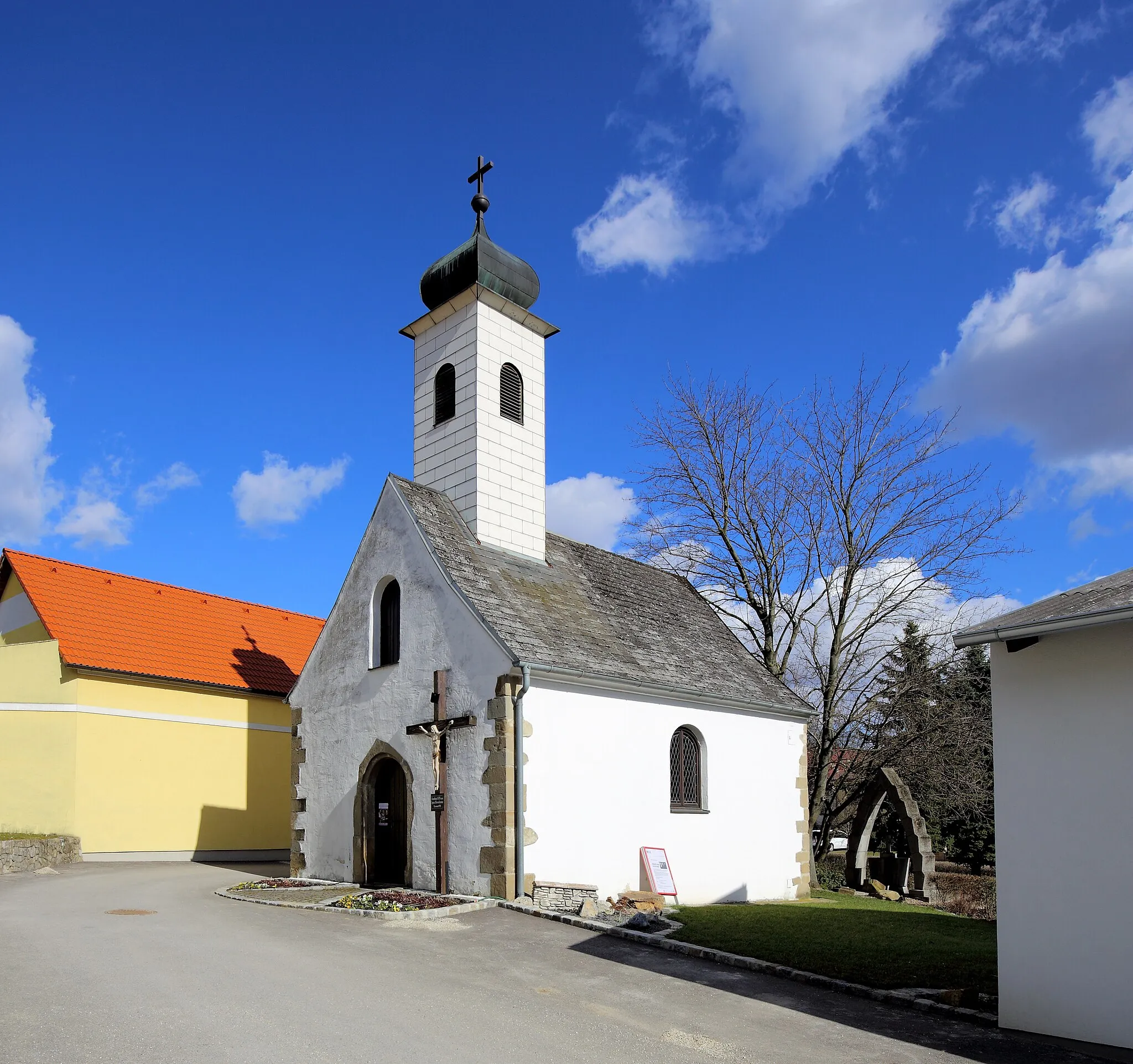 Photo showing: Südwestansicht der Ortskapelle in Hornsburg, ein Ortsteil der niederösterreichischen Gemeinde Kreuttal.