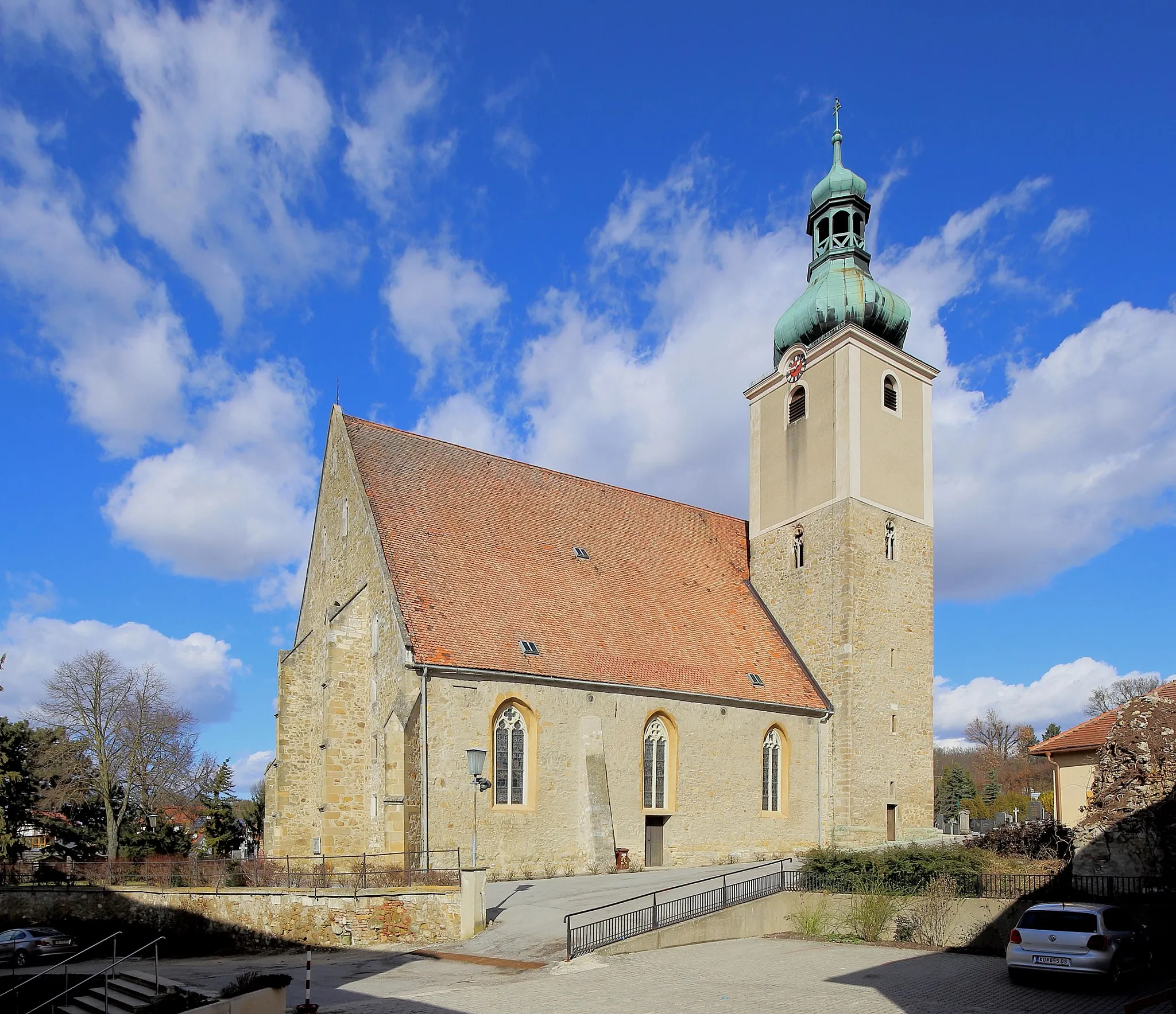 Photo showing: Südansicht der röm.-kath. Pfarrkirche hl. Valentin in der niederösterreichischen Marktgemeinde Großrußbach. Eine ehemalige Wehrkirche mit einem dreijochigen Langhaus aus der 2. Hälfte des 15. Jahrhunderts. Der zweijochige, polygonale Chor zwischen dem spätgotischen Turm und der Sakristei stammt vermutlich aus der 2. Hälfte des 14. Jahrhundert.