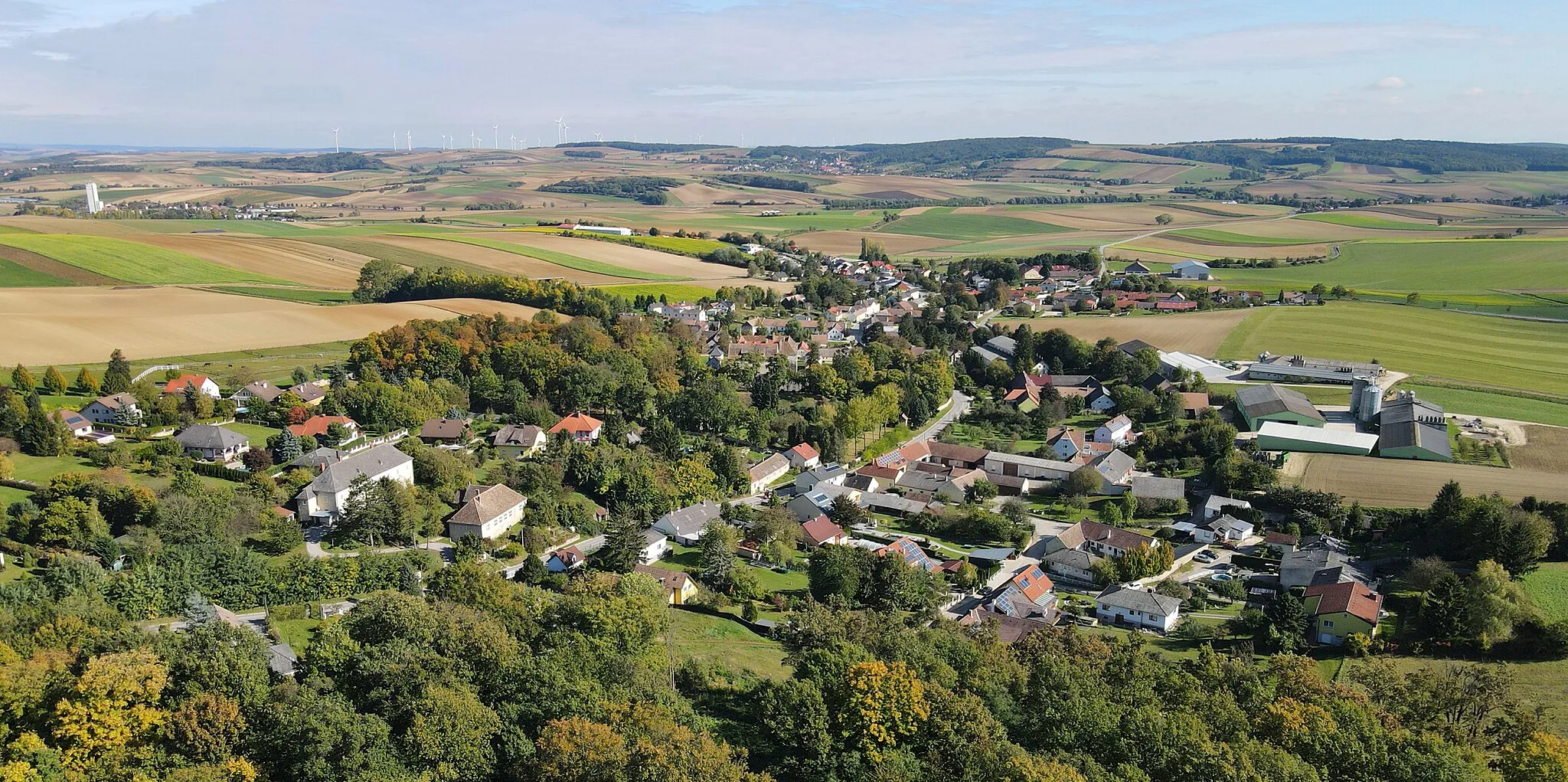 Photo showing: West view of the village of Karnabrunn, Lower Austria.