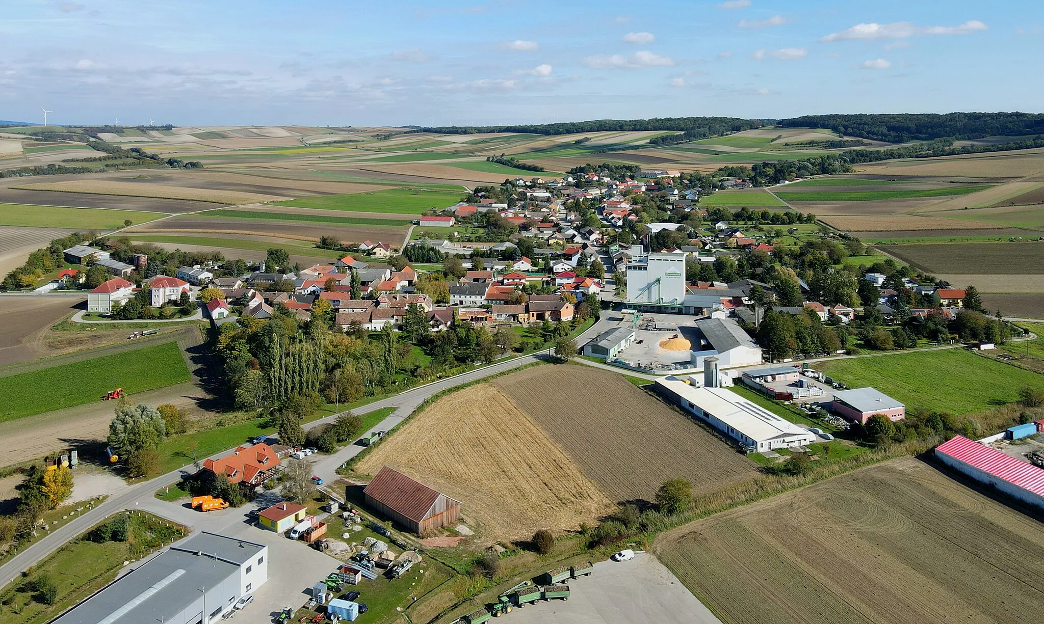 Photo showing: West view of the village of Niederfellabrunn, Lower Austria.
