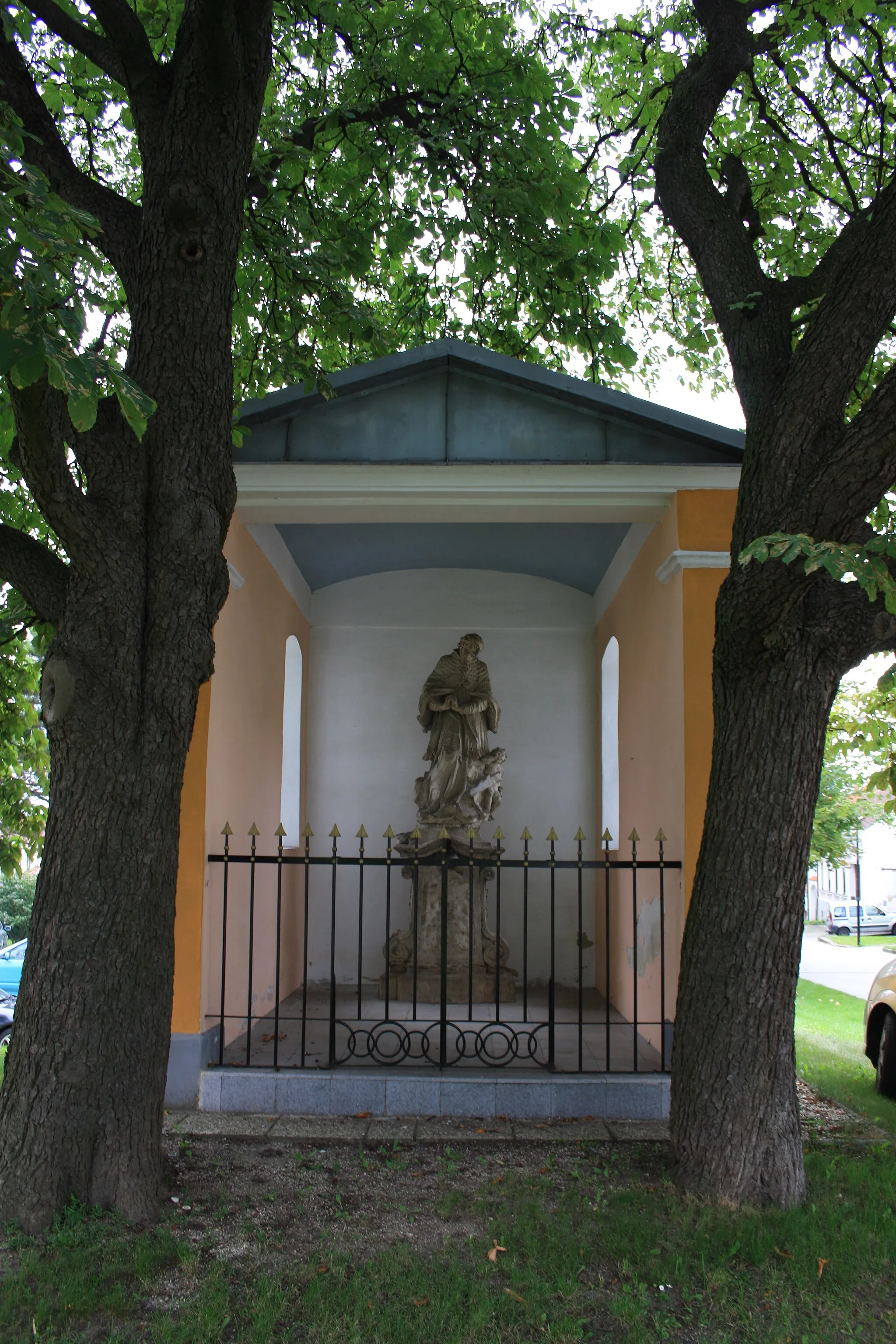 Photo showing: Kapelle mit Statue des Hl. Johannes Nepomuk in Leitzersdorf, Bezirk Korneuburg, Austria