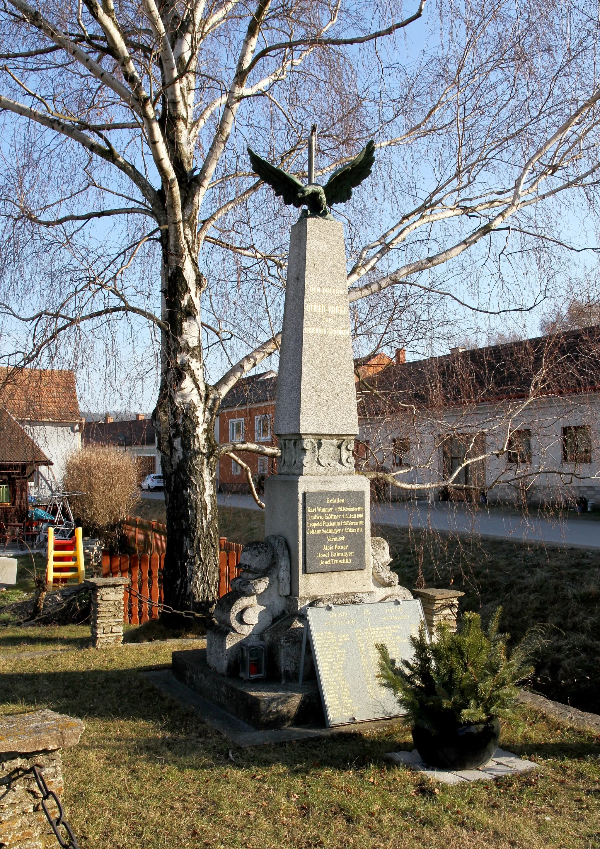 Photo showing: Das Soldatendenkmal in Niederfellabrunn, ein Ortsteil der niederösterreichischen Gemeinde Niederhollabrunn.
