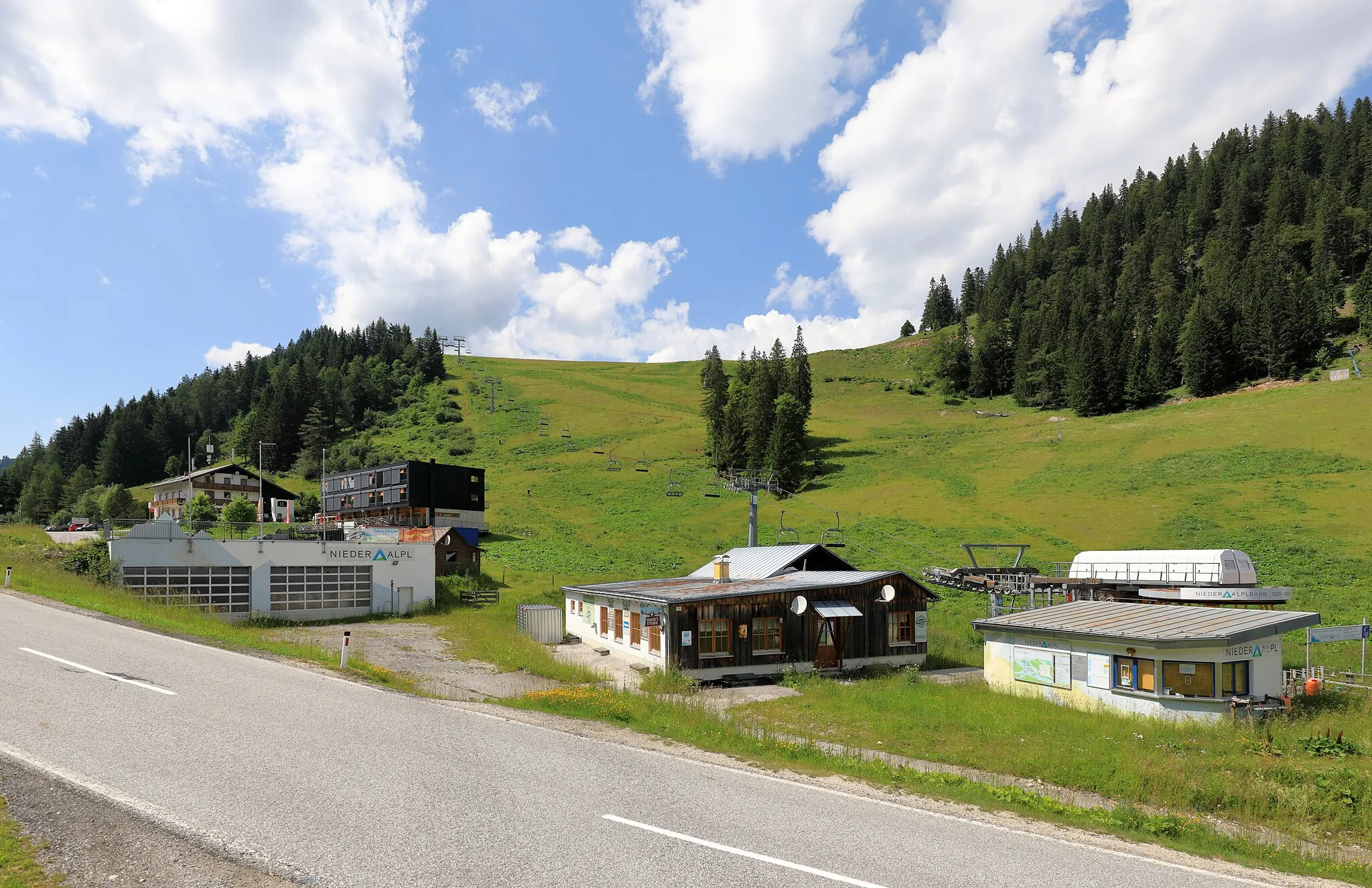 Photo showing: Die Passhöhe Niederalpl in den Mürzsteger Alpen mit Blickrichtung Westen. Direkt auf der 1221 m hohen Passhöhe verläuft die Gemeindegrenze von Mariazell und Neuberg an der Mürz. Die Passstraße (Niederalplstraße) mit den Talorten Wegscheid im Westen und Mürzsteg im Osten verbindet das Mürztal und das Salzatal. Auf der Passhöhe befindet sich ein Schigebiet mit ein paar kleineren Schiliften.