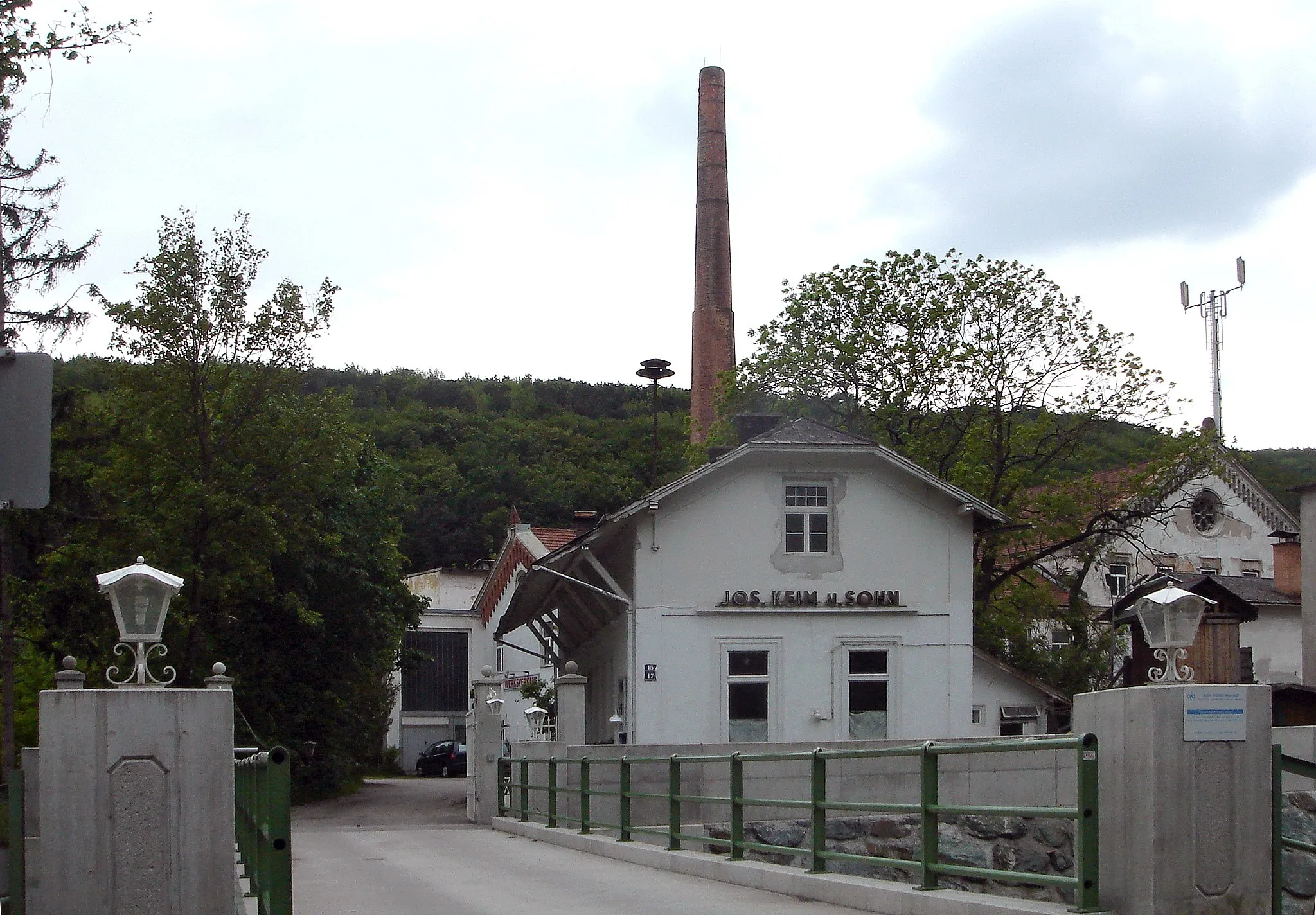 Photo showing: Hirtenberg, Textilfabrik Josef Keim und Sohn, von jenseits der Triesting-Brücke gesehen