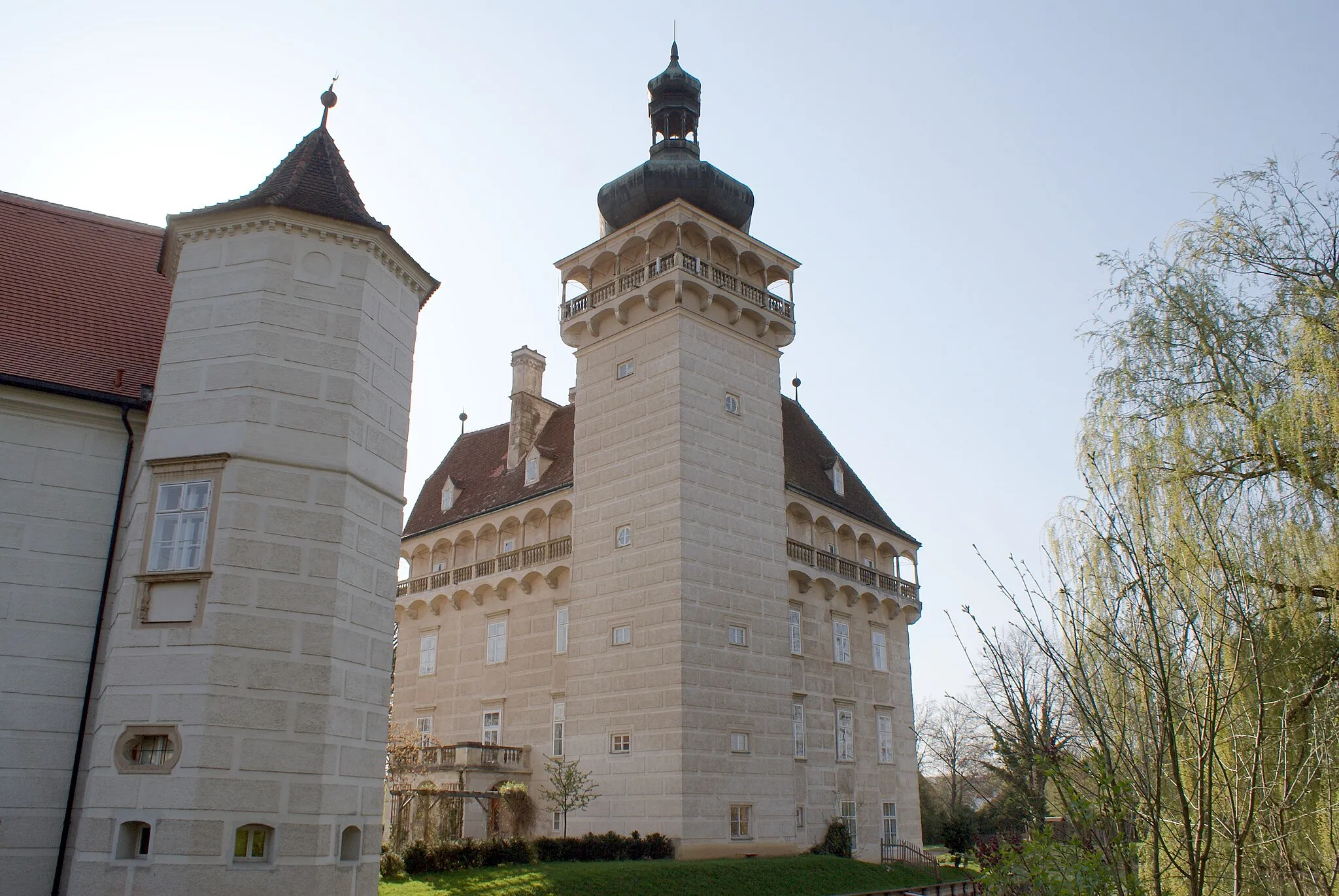 Photo showing: Turm des Schlosses Pottenbrunn

This media shows the protected monument with the number 129151 in Austria. (Commons, de, Wikidata)