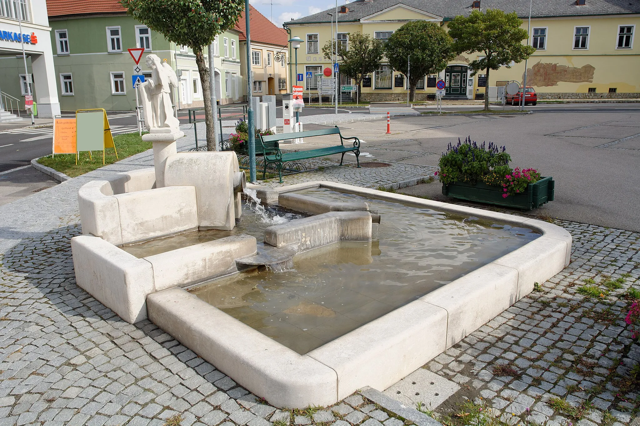 Photo showing: Fountain at the main square of Ravelsbach, Lower Austria, Austria