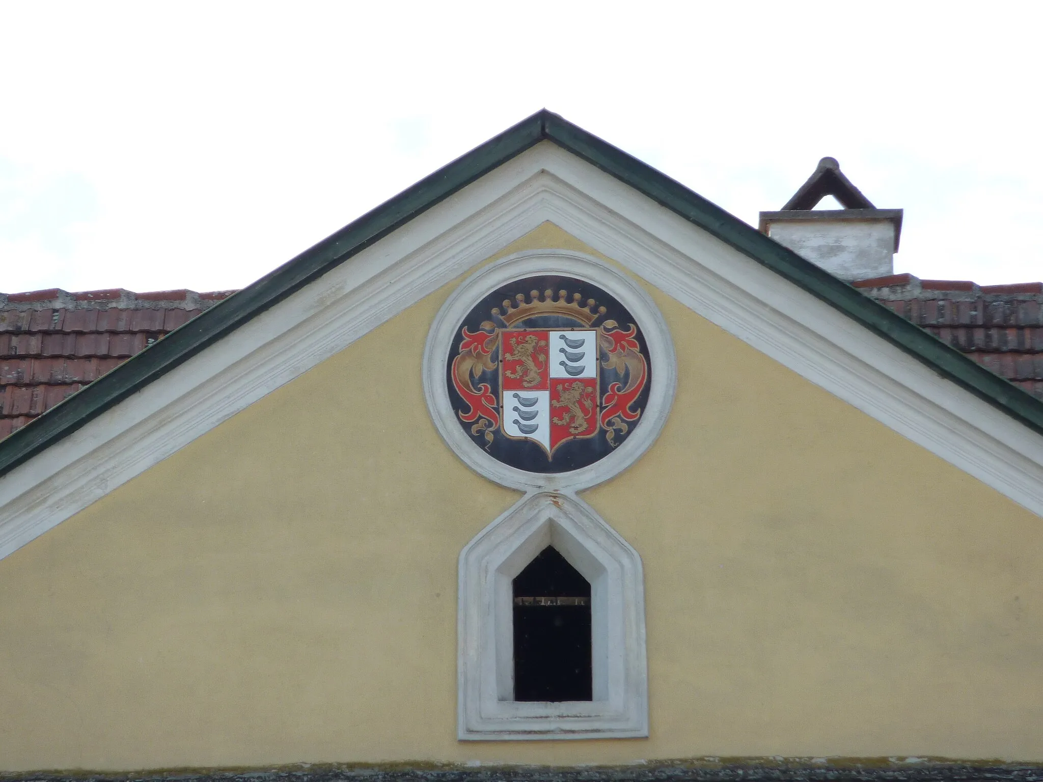 Photo showing: Schloss Neutenstein, Untergrafendorf, Böheimkirchen, Niederösterreich - Wappen Ségur am Giebel

This media shows the protected monument with the number 29169 in Austria. (Commons, de, Wikidata)