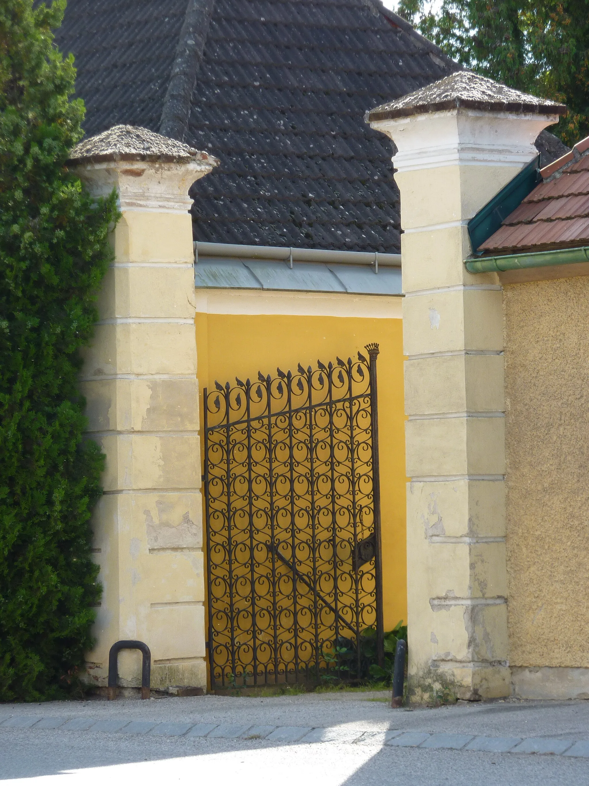 Photo showing: Schloss Neutenstein, Untergrafendorf, Böheimkirchen, Niederösterreich - Portal

This media shows the protected monument with the number 29169 in Austria. (Commons, de, Wikidata)