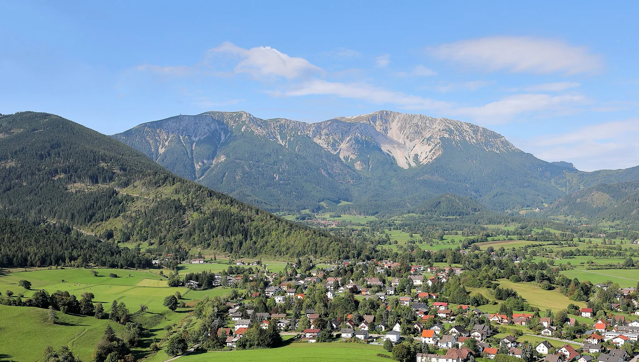 Photo showing: Ostnordostansicht des Schneebergmassivs vom Himberg in der niederösterreichischen Marktgemeinde Puchberg am Schneeberg.