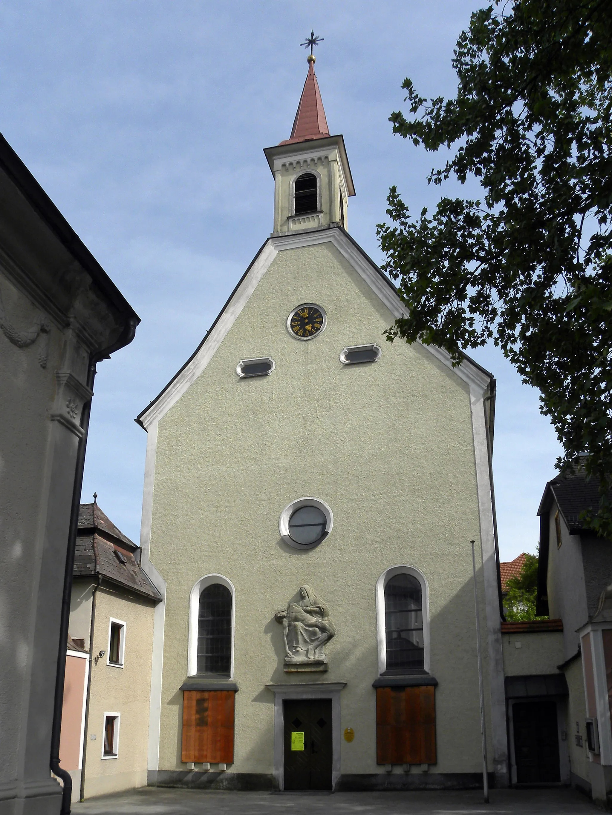 Photo showing: Die frühbarocke Saalkirche stammt aus den Jahren 1648 bis 1659, wurde 1832 bis 1834 und 1900 bis 1909 restauriert und 1991 bis 2000 generalrestauriert. Über dem Portal befindet sich eine 1958 von Rudolf Schmid als Relief angefertigte Pietà.