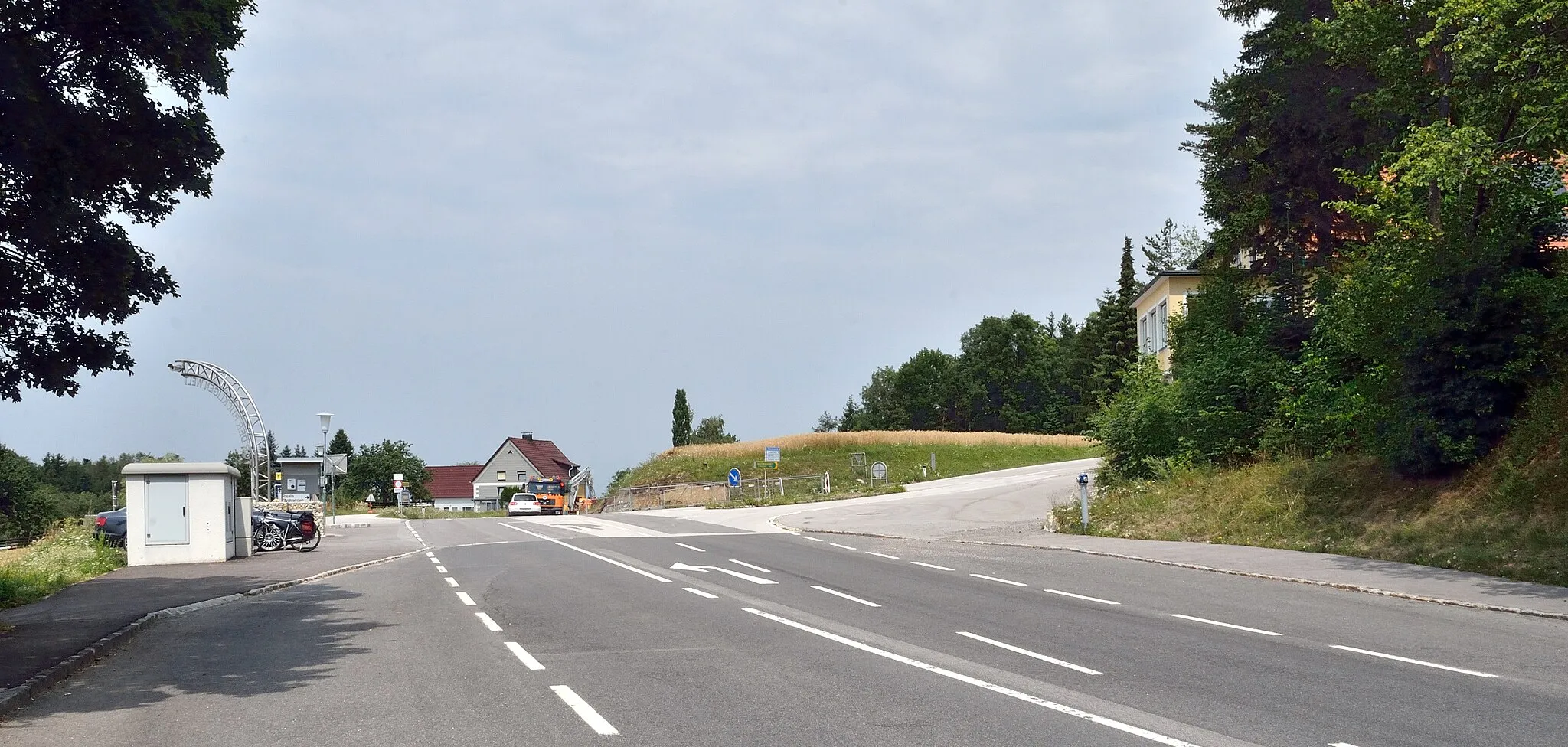 Photo showing: Die Rotte Alm ist Teil der Gemeinde Hochwolkersdorf und liegt am höchsten Punkt der L148 (654m).