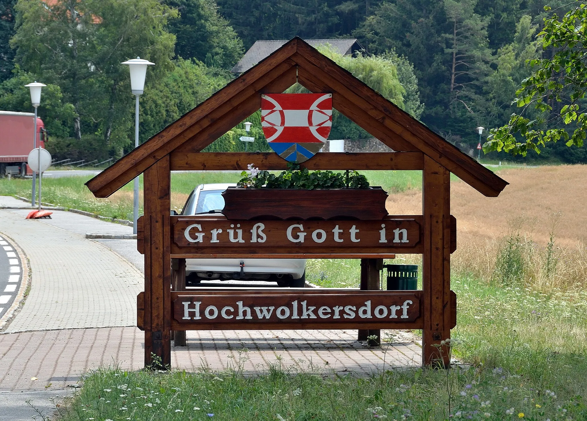 Photo showing: Grüß Gott in Hochwolkersdorf in der Rotte Alm. Die Rotte Alm ist Teil der Gemeinde Hochwolkersdorf und liegt am höchsten Punkt der L148 (654m).