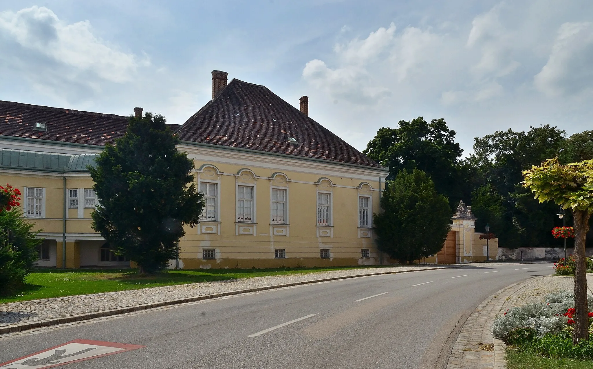 Photo showing: NE wing of Schloss Brodersdorf (palace of Brodersdorf) at Deutsch-Brodersdorf, municipality of Seibersdorf, Lower Austria.