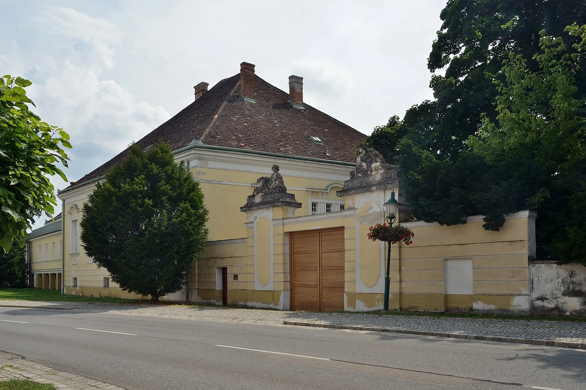 Photo showing: NE wing of Schloss Brodersdorf (palace of Brodersdorf) at Deutsch-Brodersdorf, municipality of Seibersdorf, Lower Austria.
