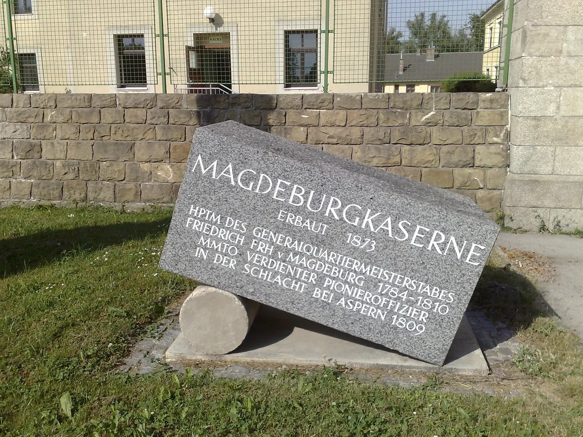 Photo showing: Gedenkstein für den Namensgeber der Magdeburg-Kaserne beim Haupteingang der Kaserne.