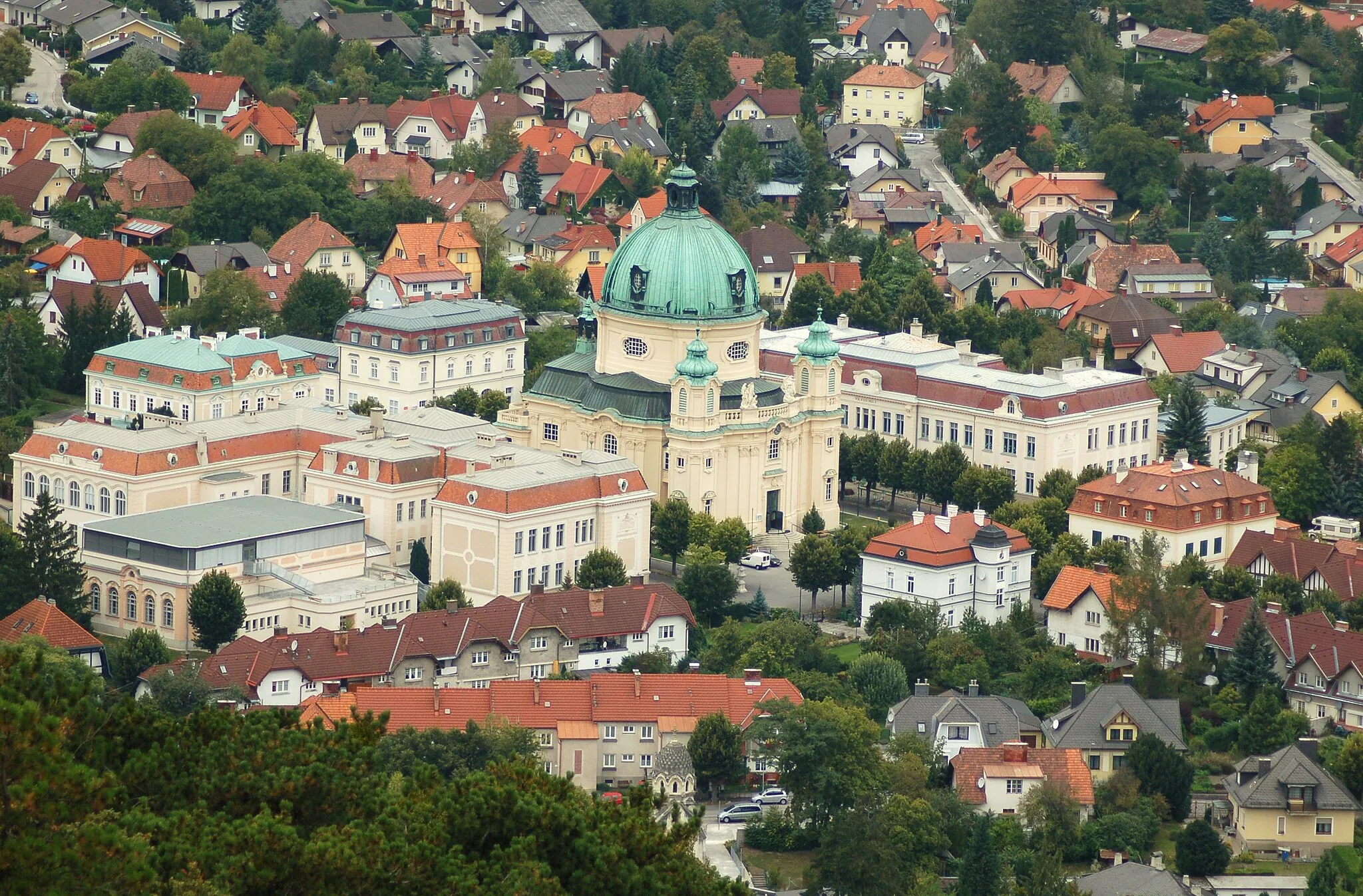 Photo showing: Ensemble Berndorf, Lower Austria, with St. Margarete parish church, famous school buildings with classrooms in different styles (left and right of the church), behind the church the parish priests house (left) and former Konsumanstalt (right side), in front the former Casino of Krupp, today a restaurant, and left the former residential house for the school directors.
Mausoleum of the Krupp family at the bottom border.

(whole scenery seen from Guglzipf, Jubiläumswarte)