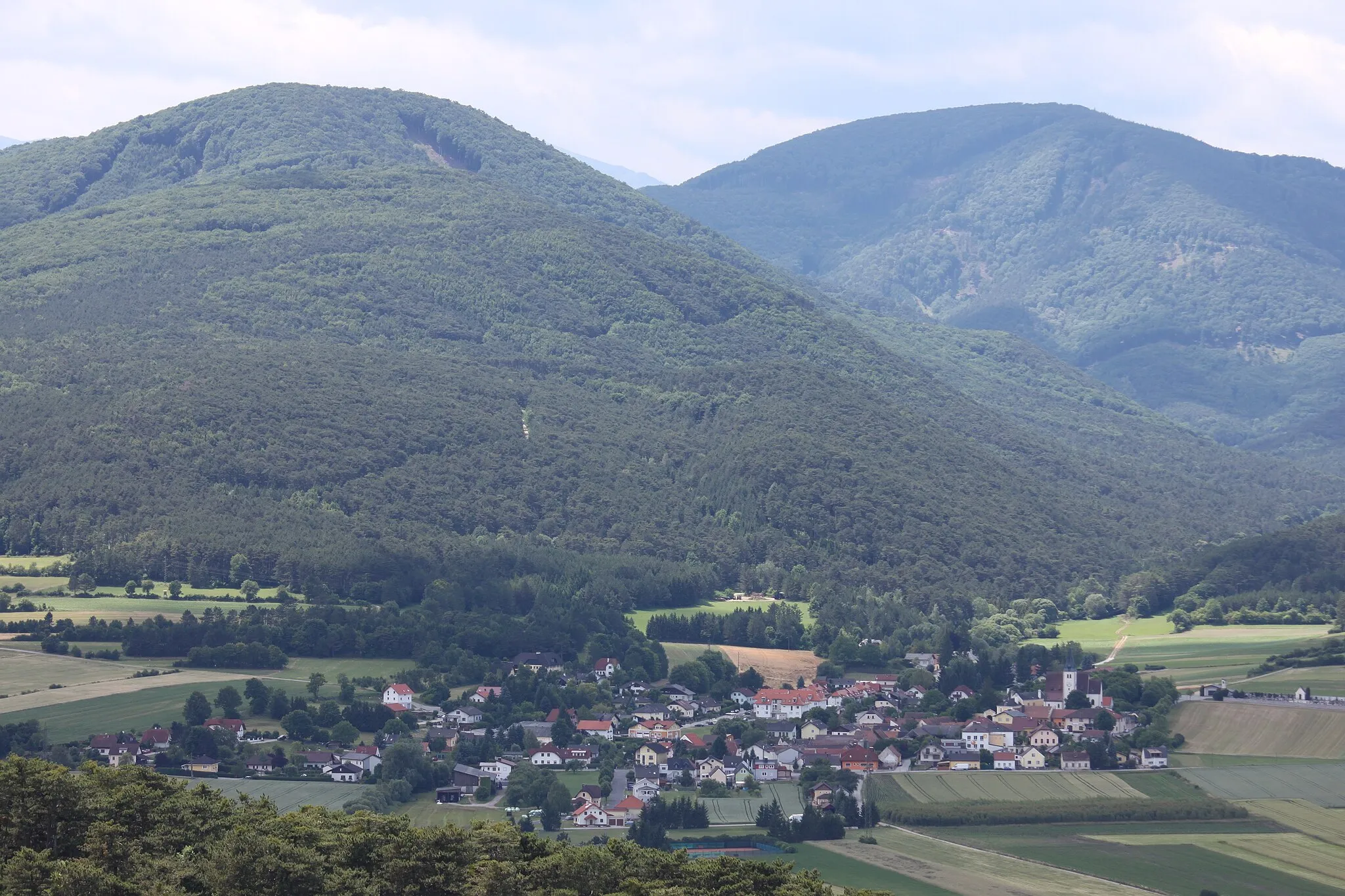 Photo showing: Kath. Pfarrkirche hl. Margaretha. Im Ort Grillenberg, im Bild rechts. Ganz rechts beginnt der Friedhof, alleinstehend im Feld. Fotostandpunkt Jubiläumswarte Guglzipf